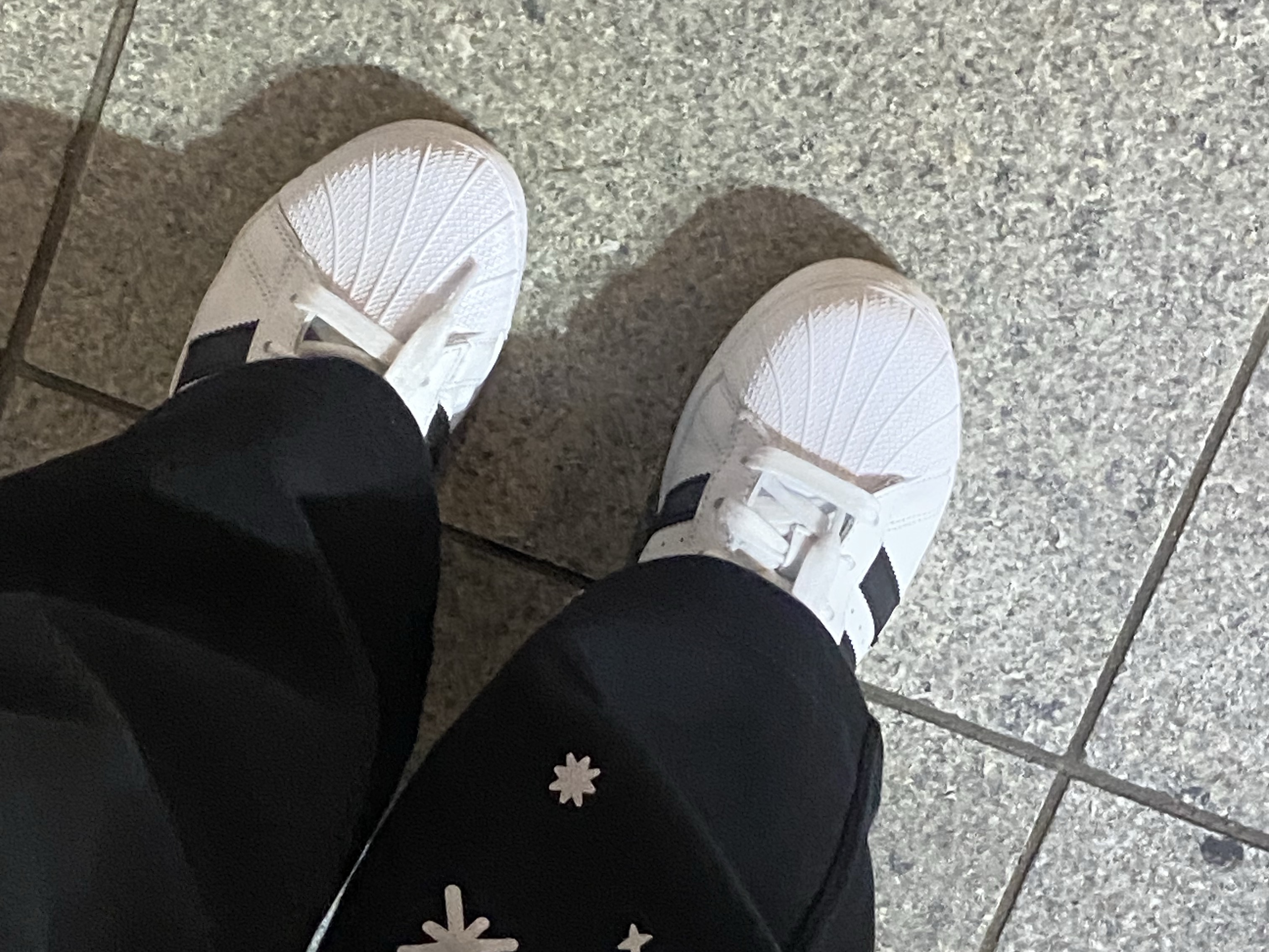 Adidas Superstar XLG Cloud White Core Black 착용 스타일 - 1