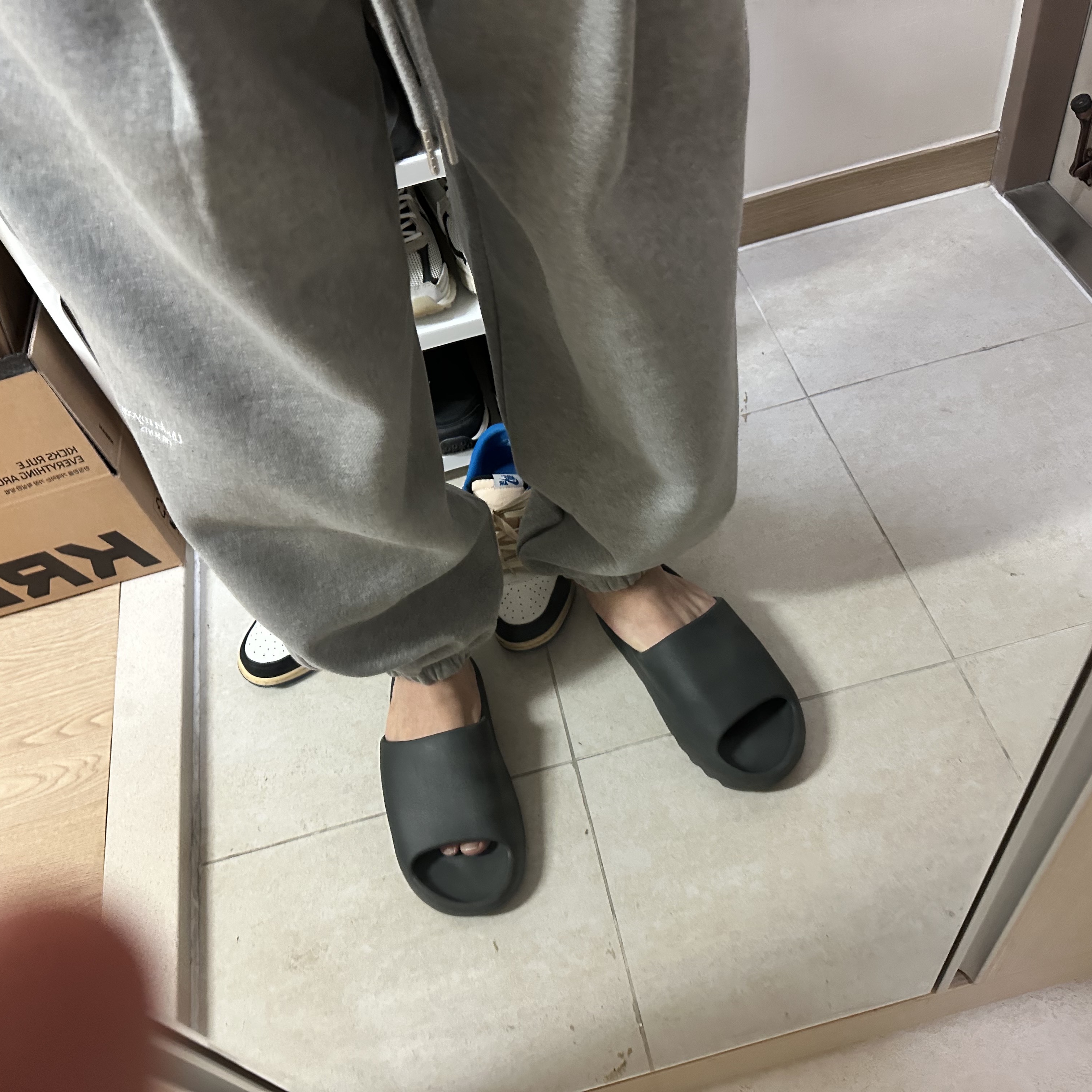 Undermycar Mu.03 Anti Fxxking Logo Play Oversized Sweat Jogger Melange Gray 착용 스타일 - 2