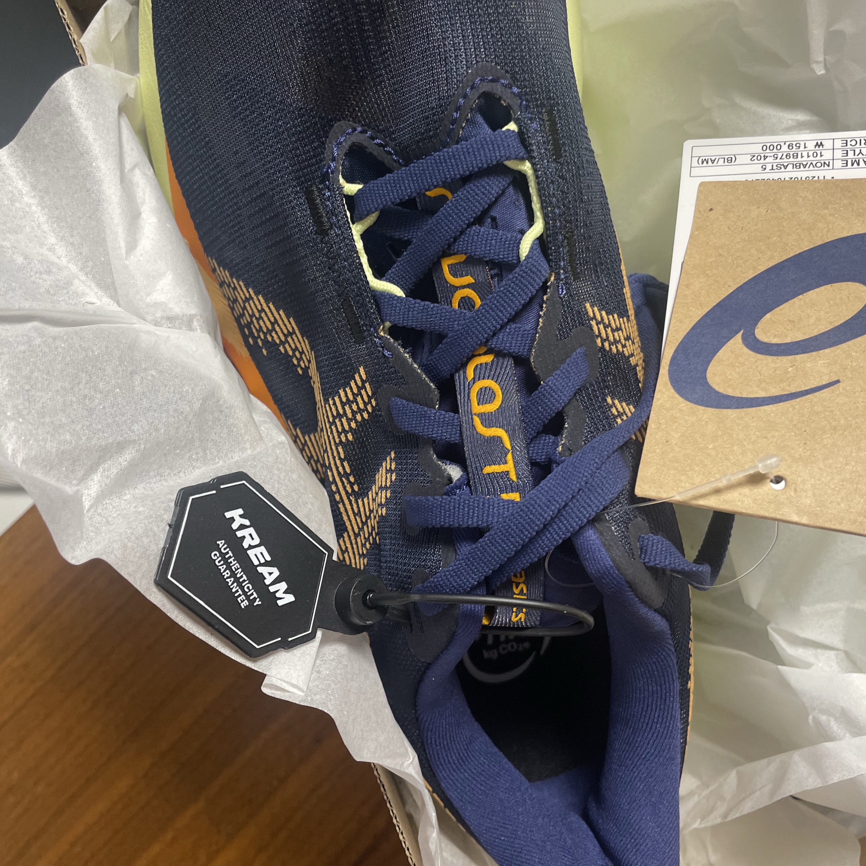 Asics Novablast 5 Indigo Blue Amber - 2E Wide 착용 스타일 - 3
