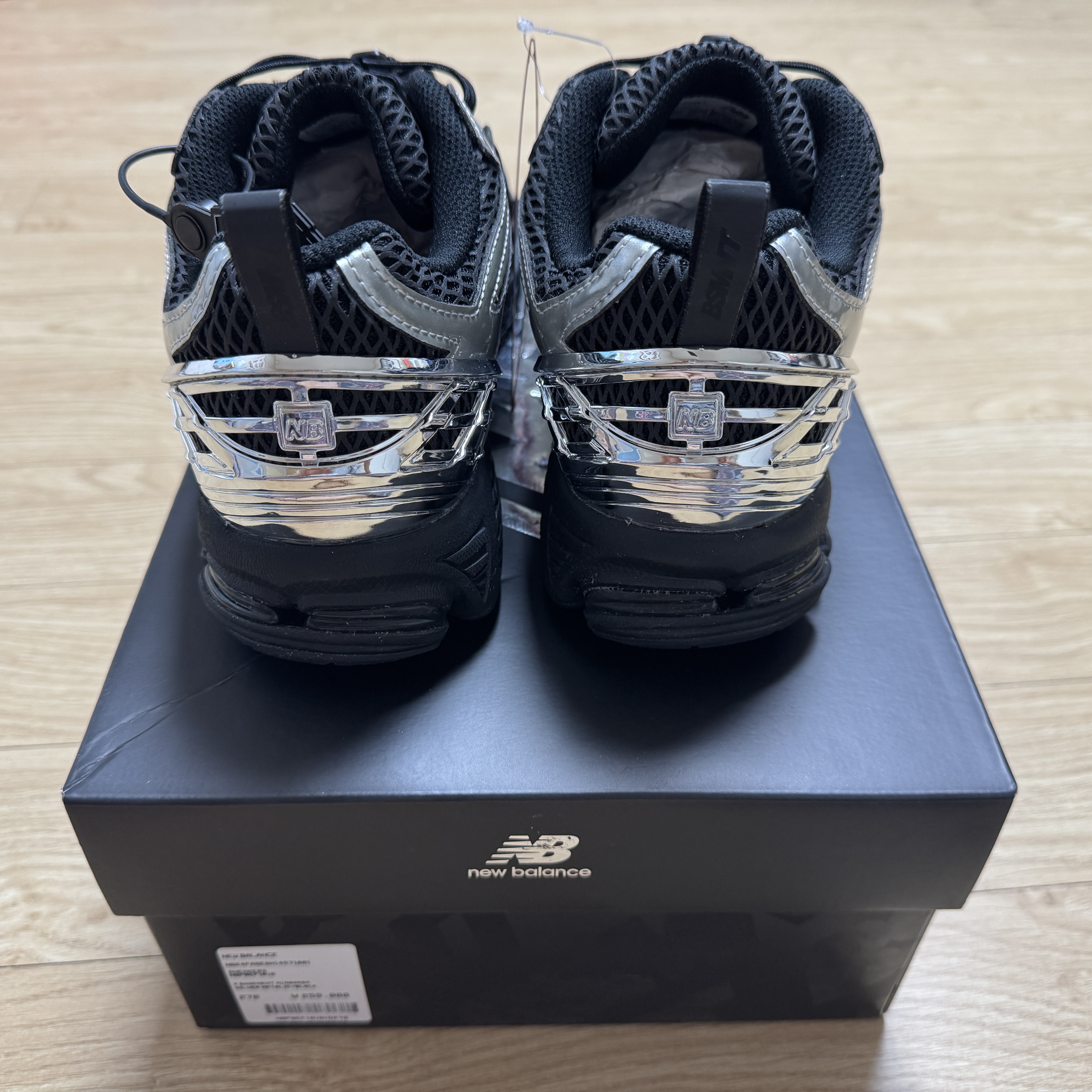 New Balance x The Basement 1906R Silver Metallic Black 착용 스타일 - 3