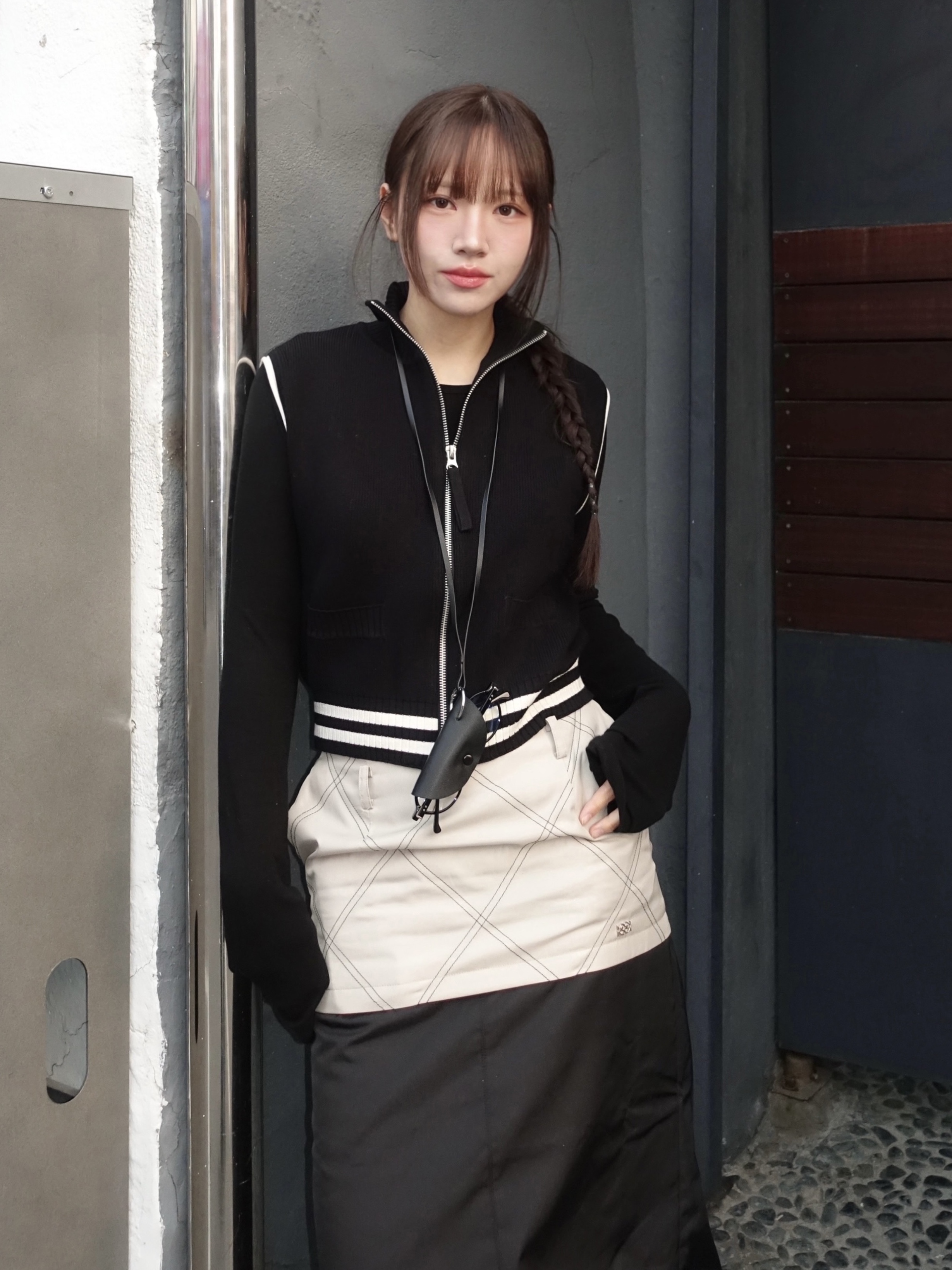 (W) Matin Kim Spell Point Stripe Knit Vest Black, (W) Nike Shox TL Black and Max Orange 착용 스타일 - 4