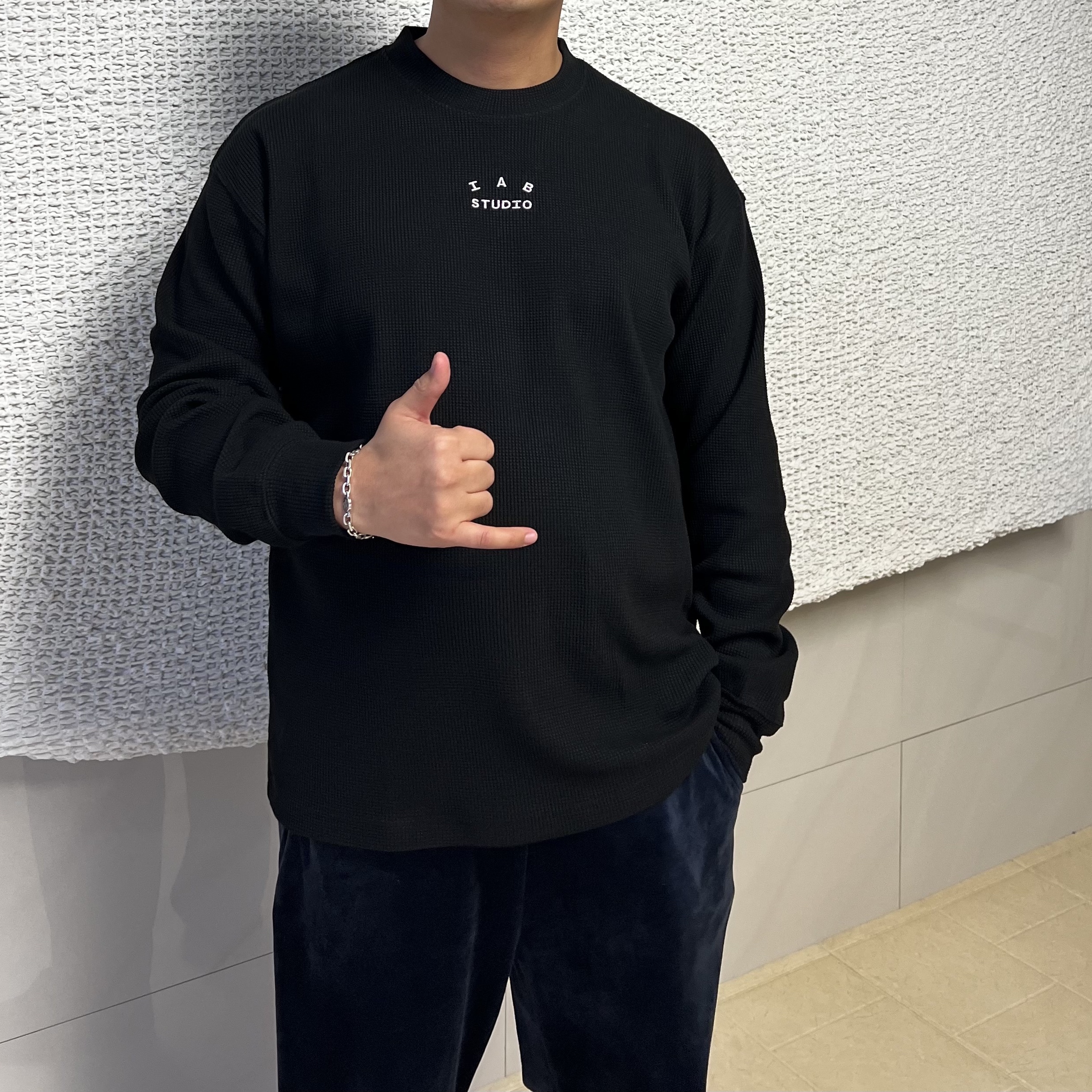 IAB Studio Waffle Long Sleeve Black White 착용 스타일 - 1