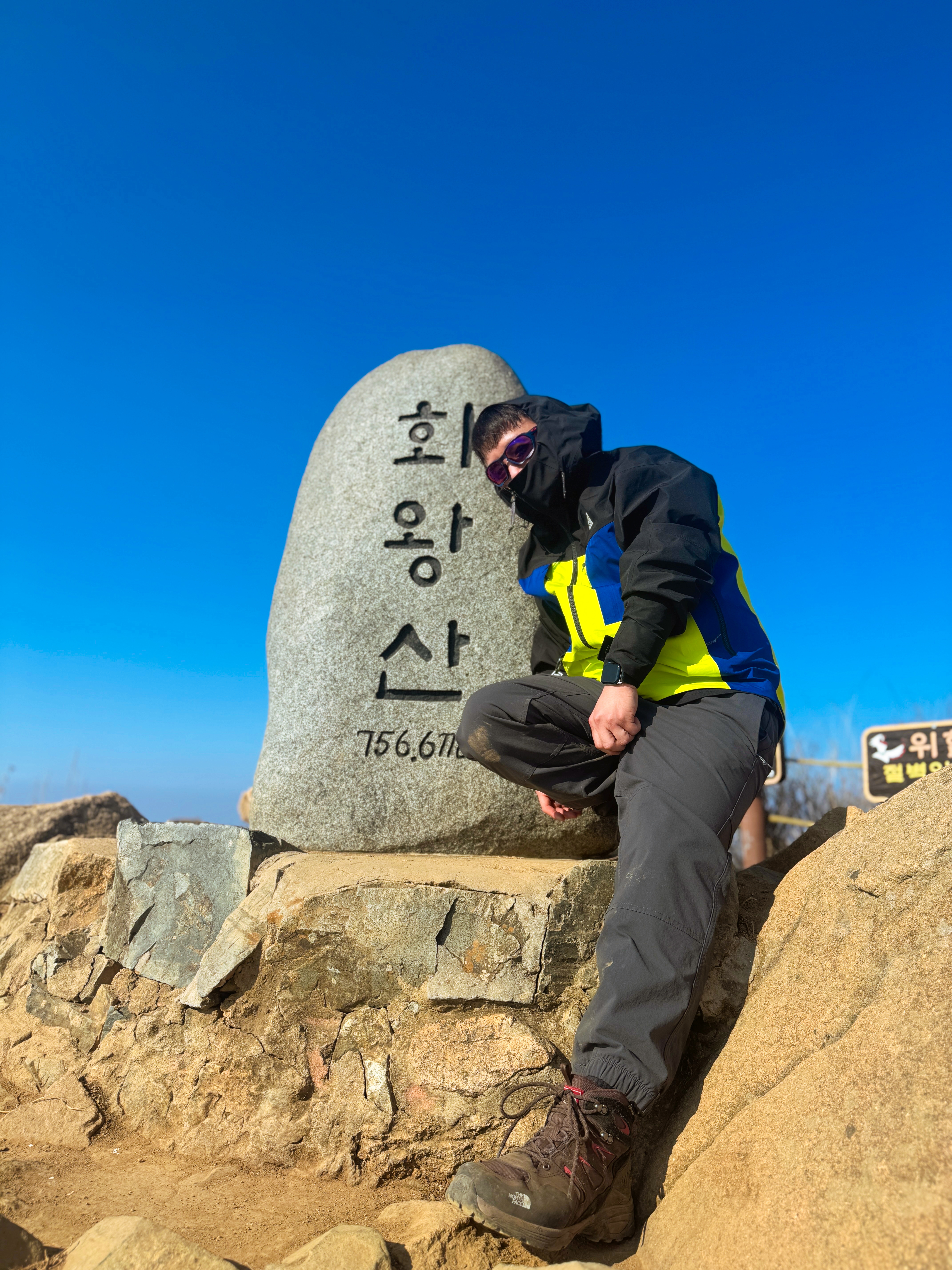 Oakley Plazma Matte Carbon Frame Prizm Sapphire Lenses Low Bridge Fit, Nike ACG Storm-Fit ADV Chain of Craters Jacket Black Summit White - US/EU 착용 스타일 - 2