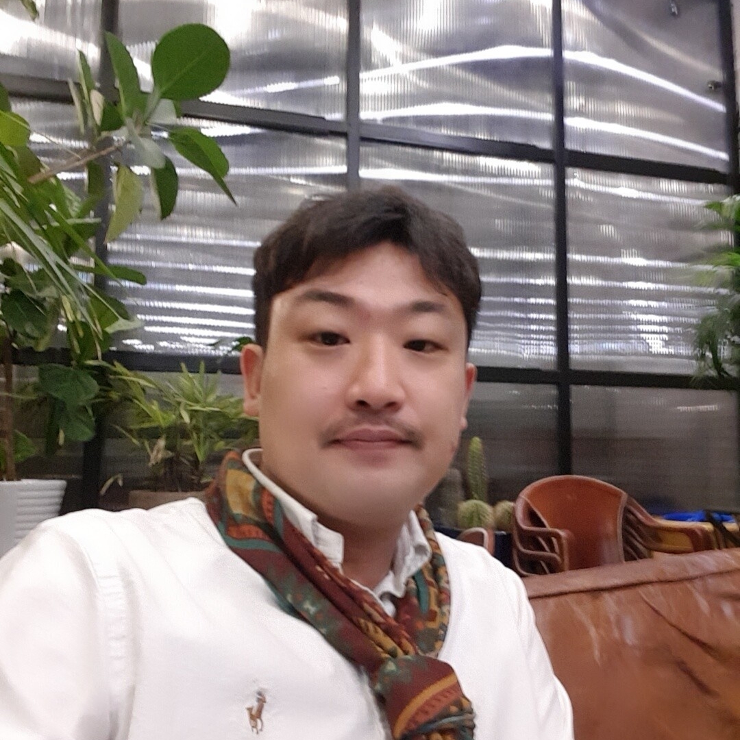 [30% 적립] Polo Ralph Lauren Classic Fit Garment Dyed Oxford Shirt White, Drake's Kilim Print Wool Silk Pocket Square Navy 착용 스타일