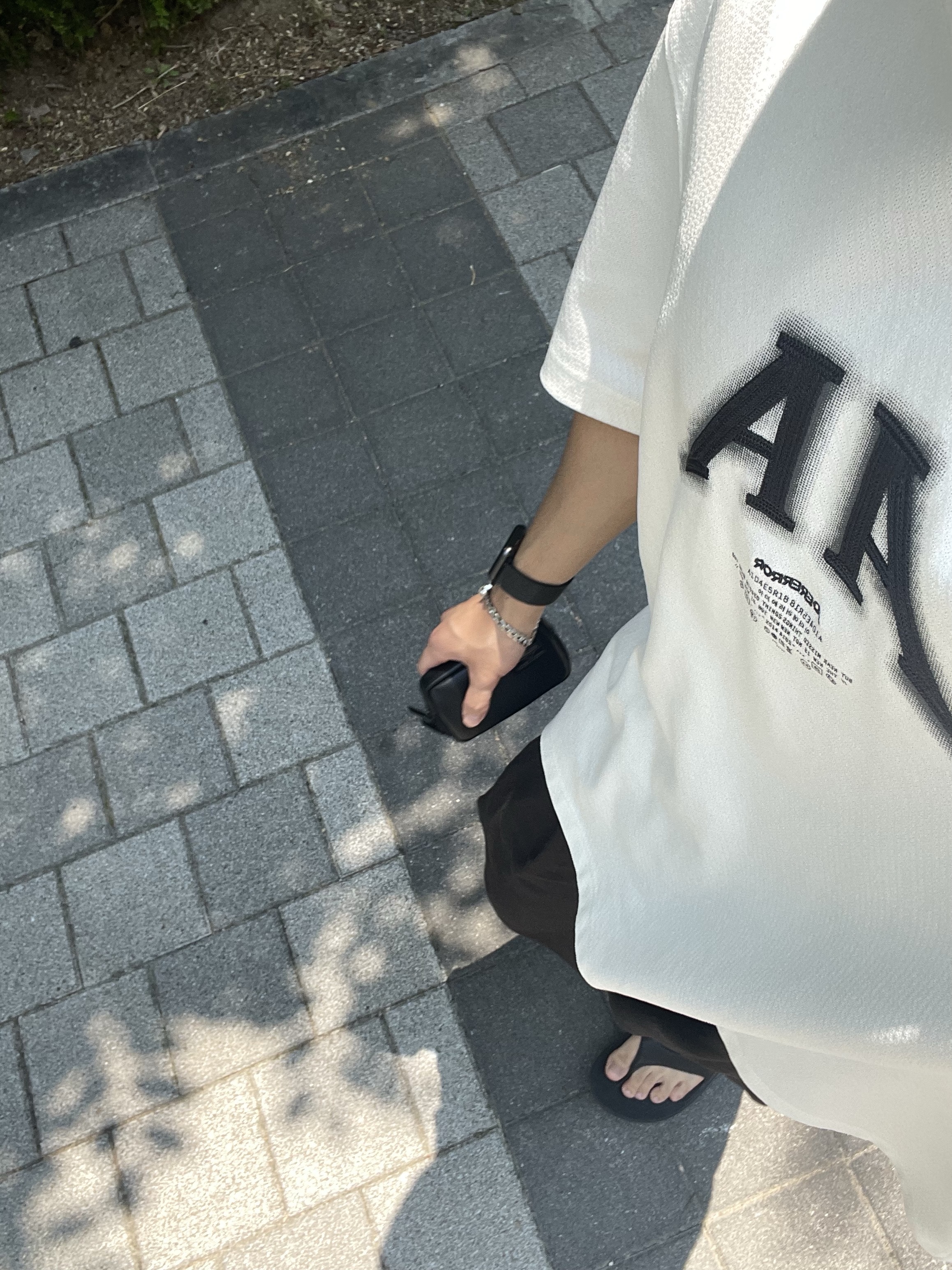 Oofos OOriginal Black, Porter Aloof Coin Case Black 착용 스타일