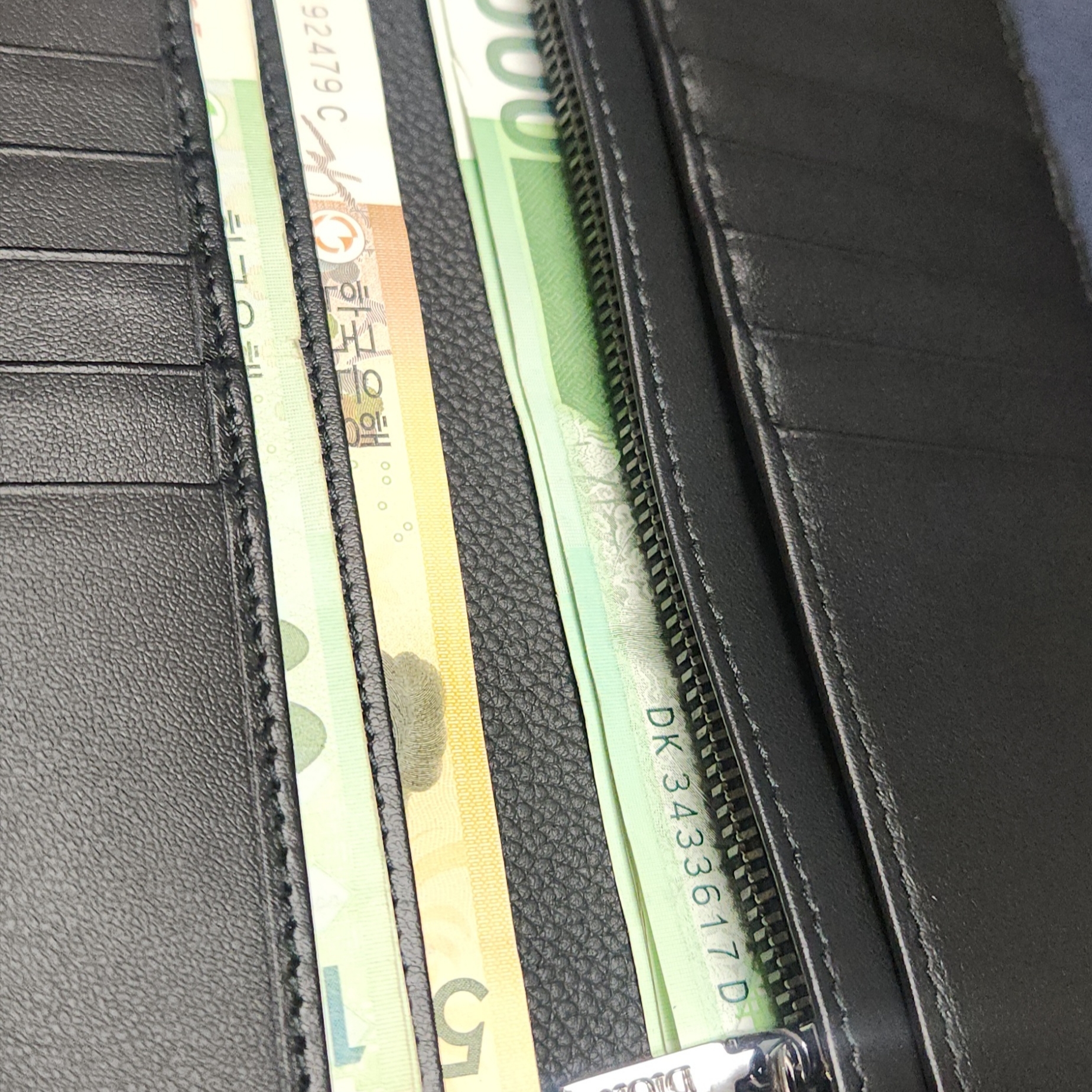Dior Vertical Bifold Wallet Dior Gravity Leather Black 착용 스타일 - 6