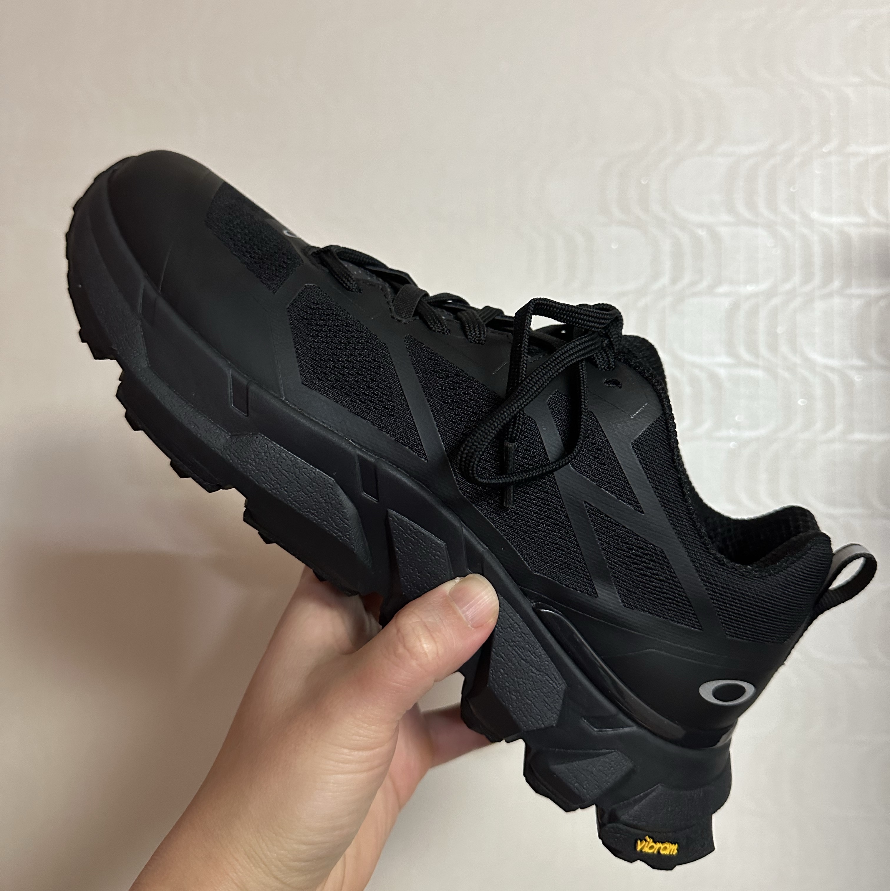 Oakley Light Breathe Triple Black 착용 스타일