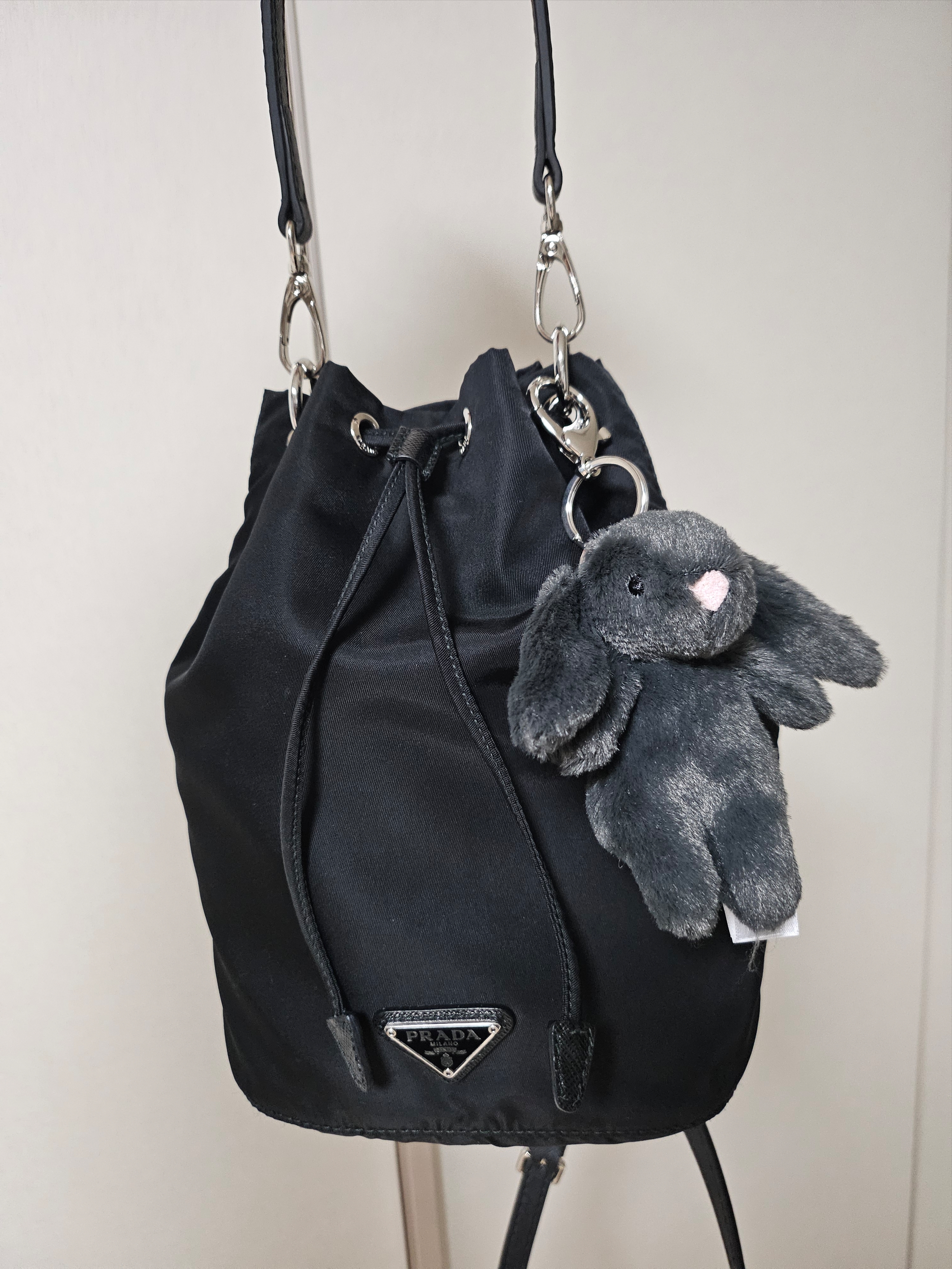 Jellycat Bashful Bunny Bag Charm Ink, Prada Tessuto Nylon Pouch Black 착용 스타일