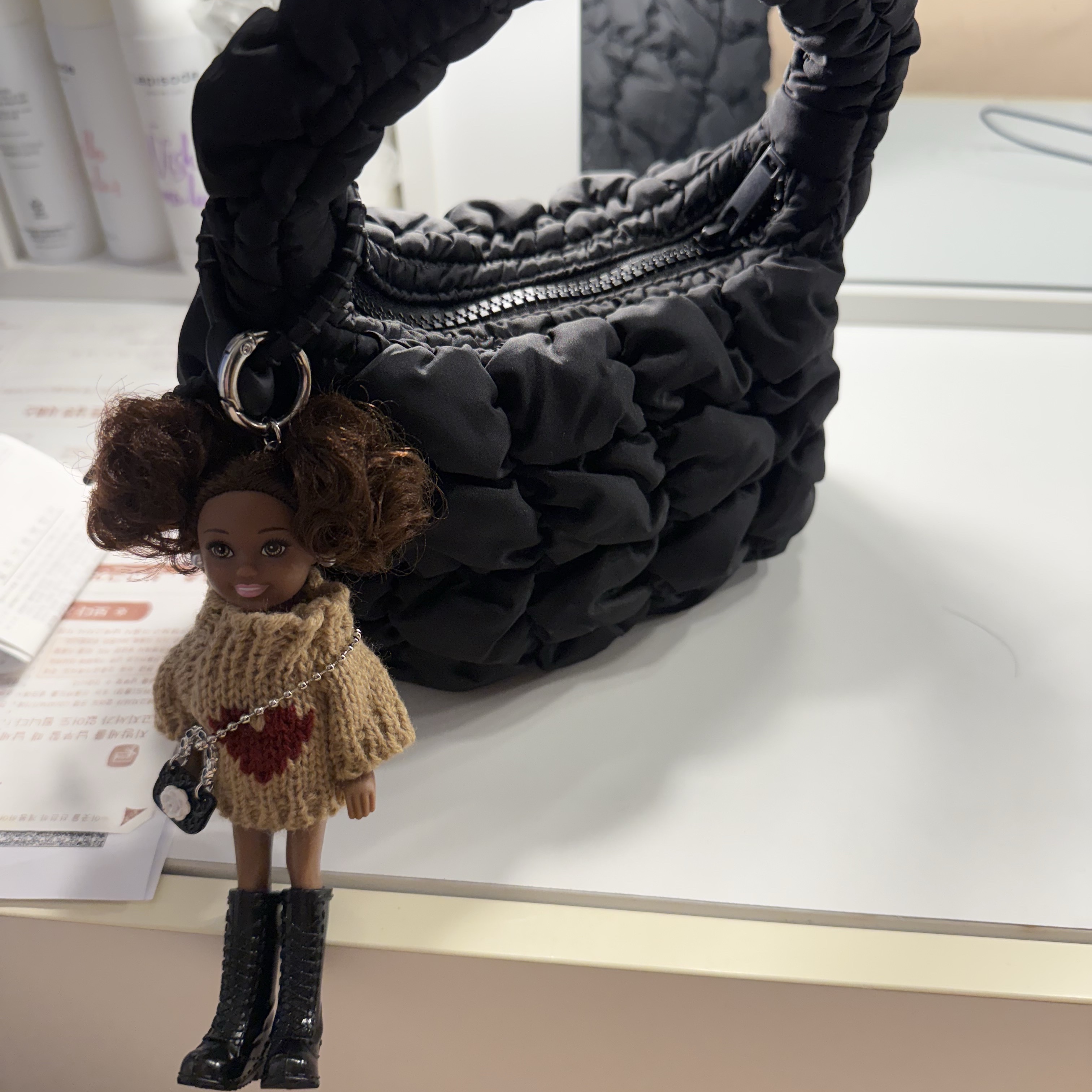 COS Quilted Micro Bag Black 착용 스타일 - 6