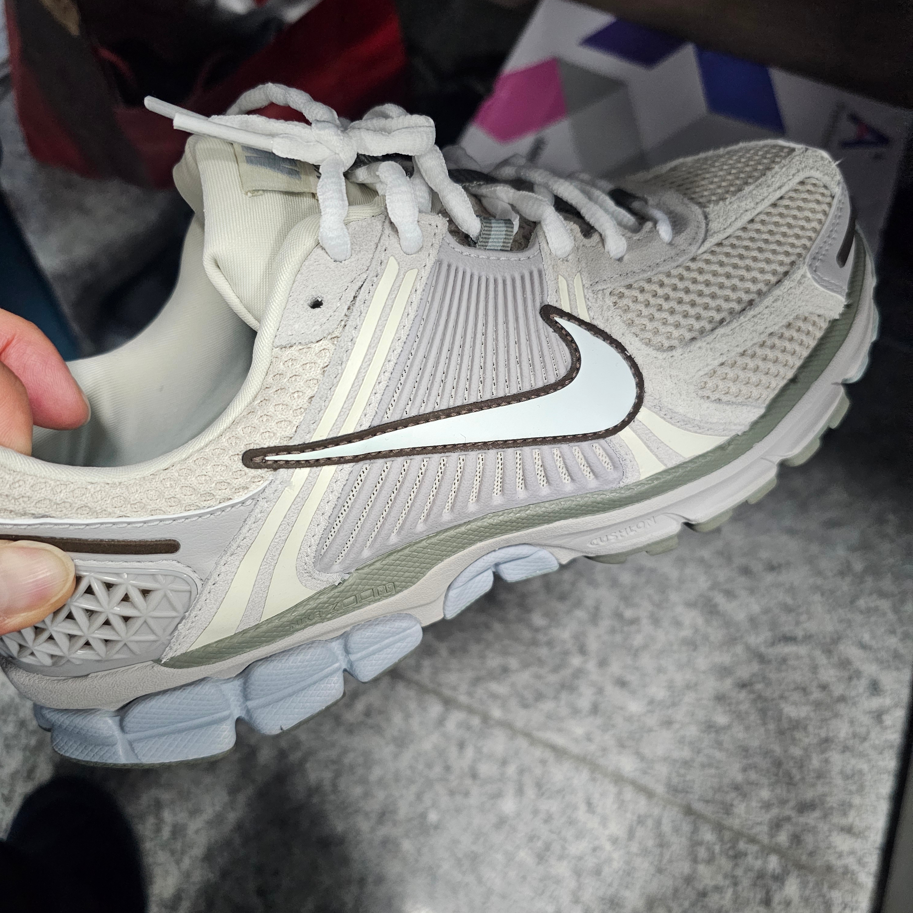 Nike Zoom Vomero 5 SE Light Orewood Brown 착용 스타일