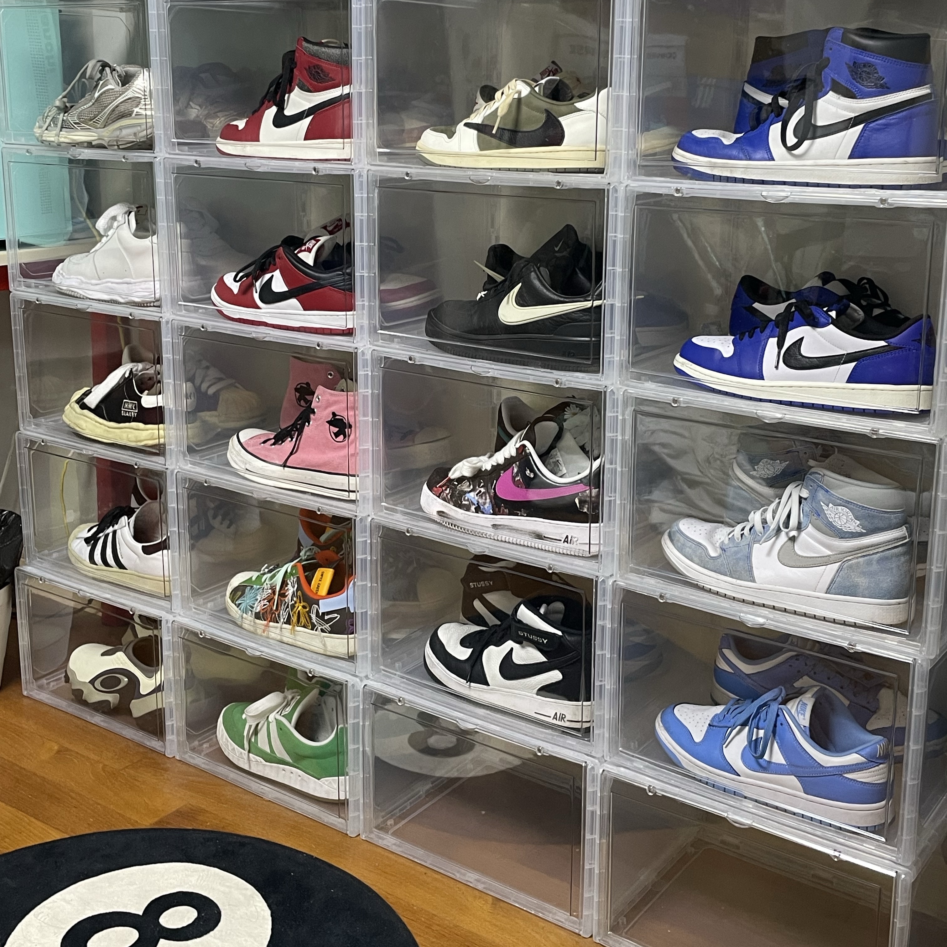 Jordan 1 x Travis Scott Retro Low OG SP Reverse Olive, Nike x Peaceminusone Air Force 1 Low Para-Noise 3.0 Black and Multicolor 착용 스타일