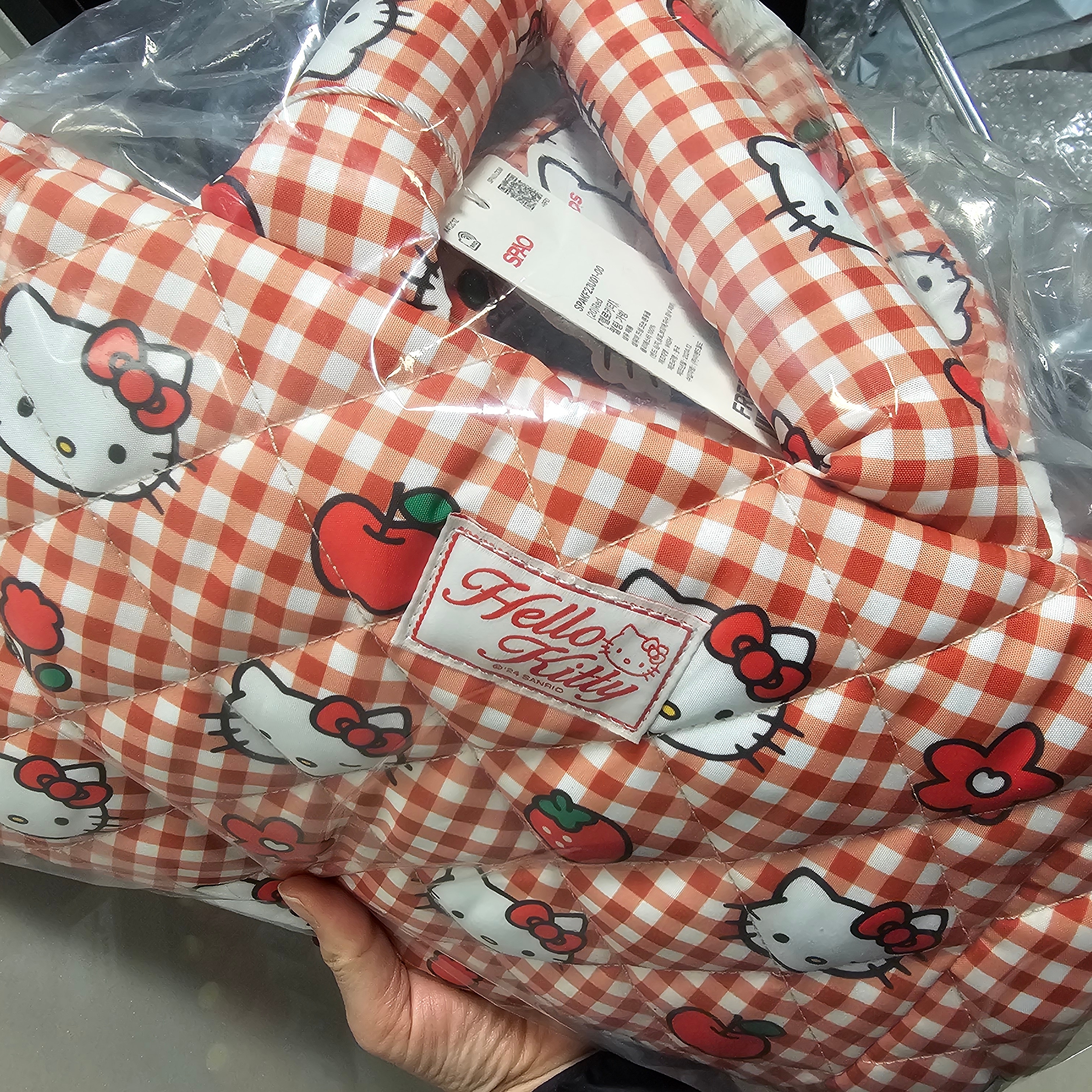 (W) Spao x Hello Kitty Quilting Bag Red 착용 스타일 - 2