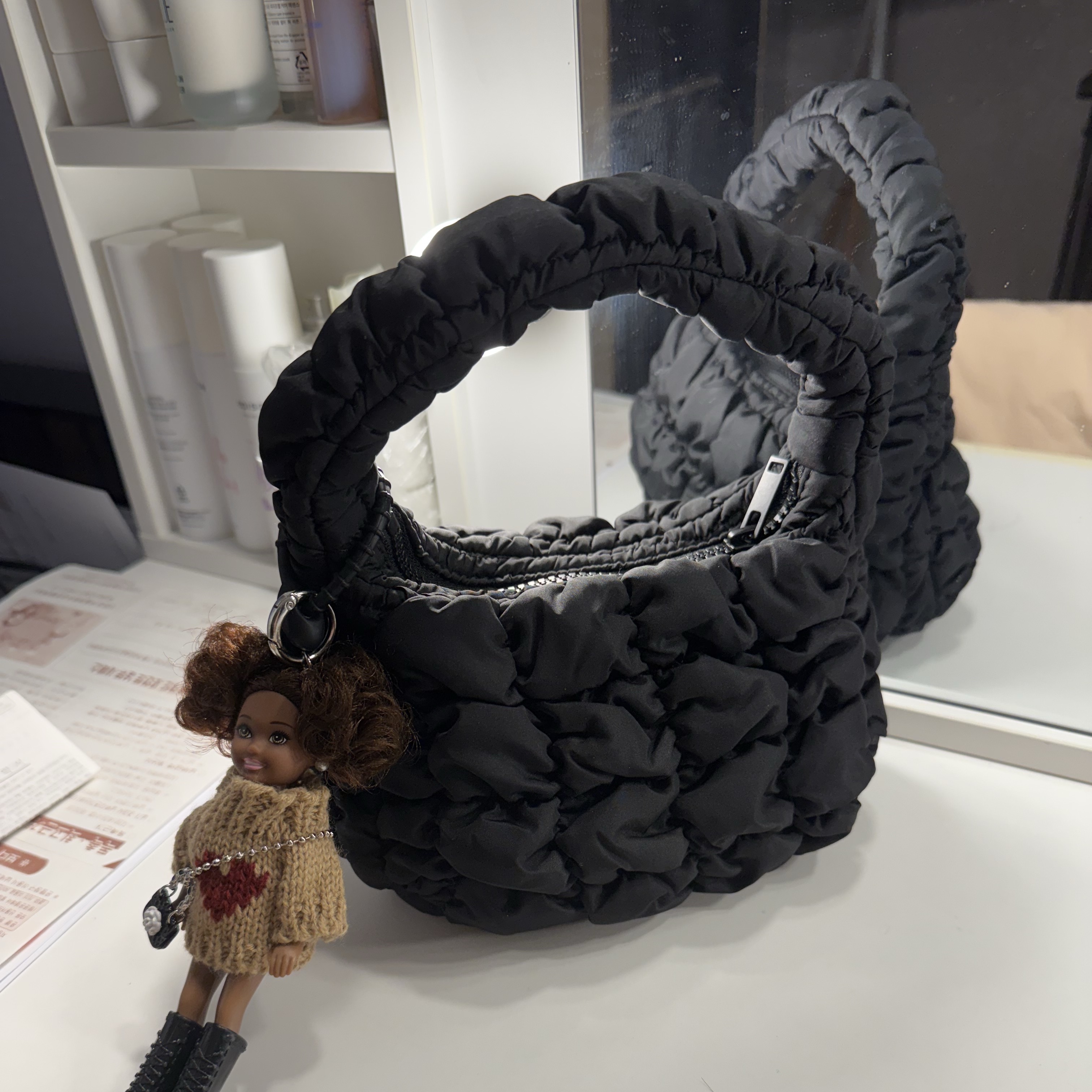 COS Quilted Micro Bag Black 착용 스타일 - 7