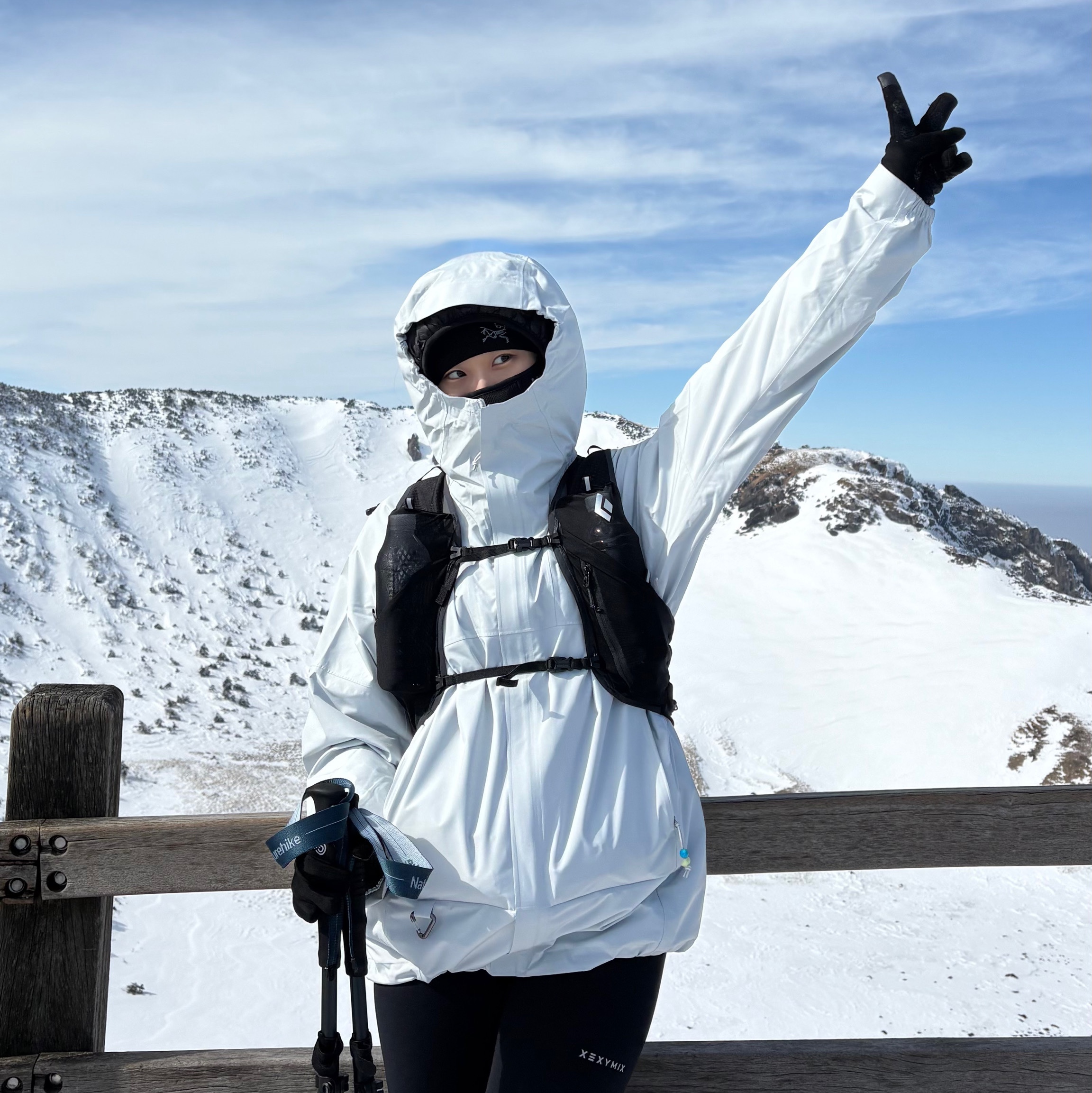 Arc'teryx Rho Lightweight Wool Toque Black, Nike ACG Storm-Fit ADV Cascade Rains Full Zip Jacket Photon Dust - Asia 착용 스타일