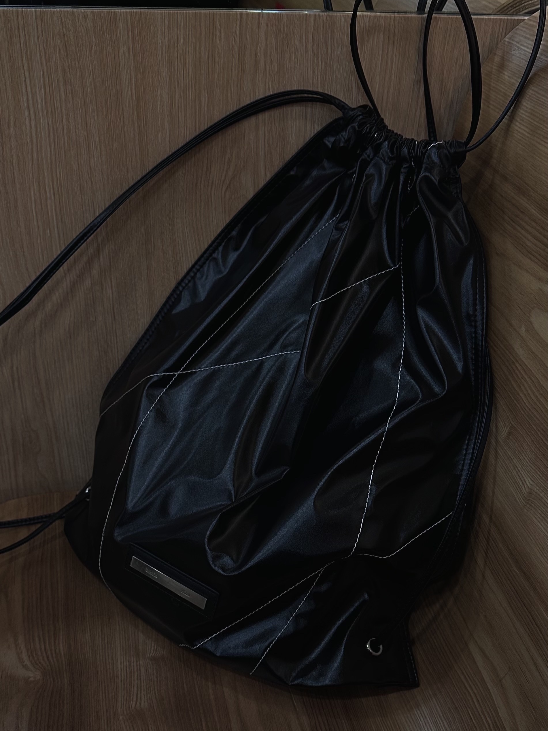 Matin Kim String Coating Backpack Black, New Balance 2002R Premium Vintage Black 착용 스타일 - 2