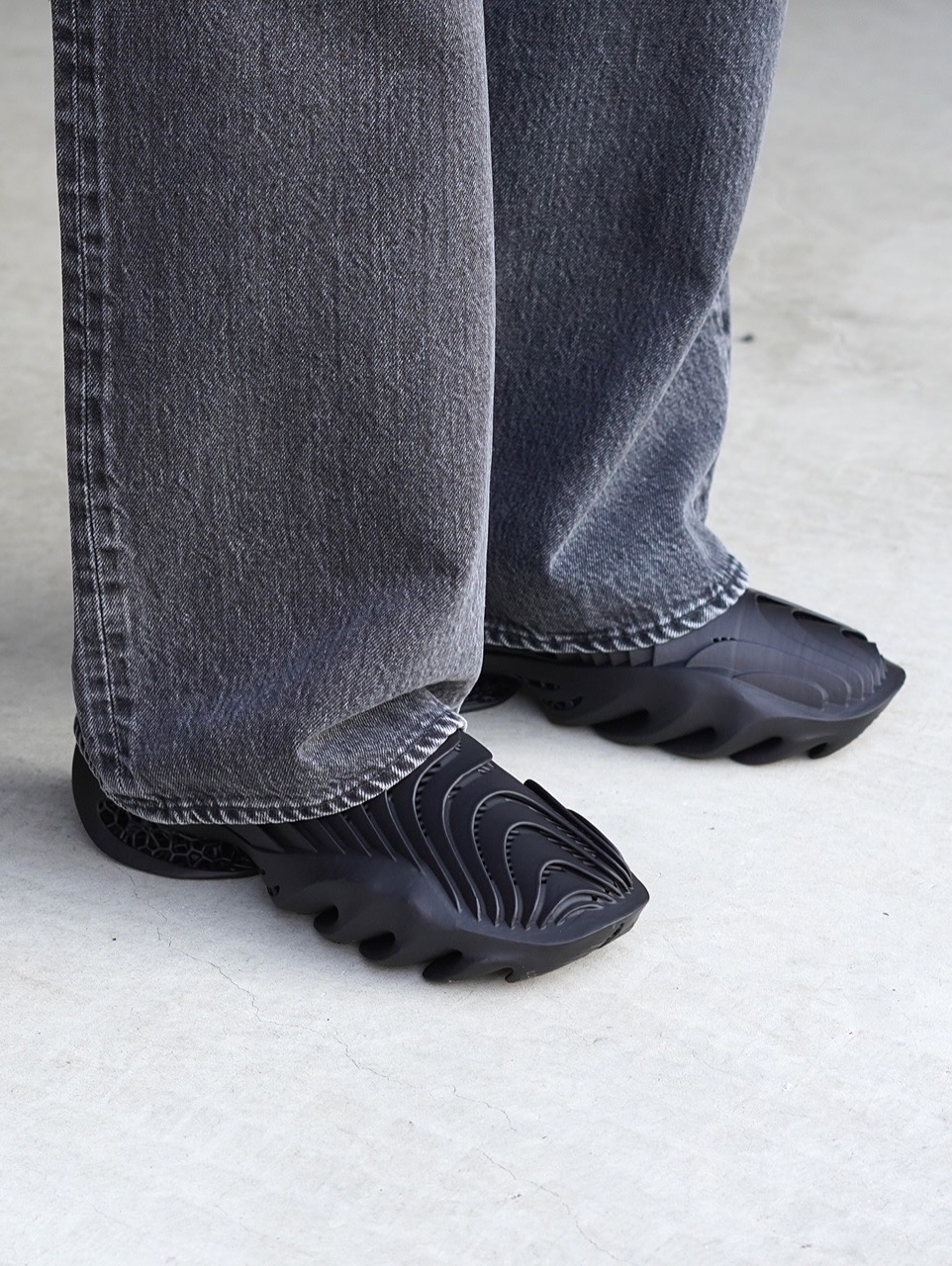 Aliveform Stratum Fang Charcoal - 25SS 착용 스타일 - 3