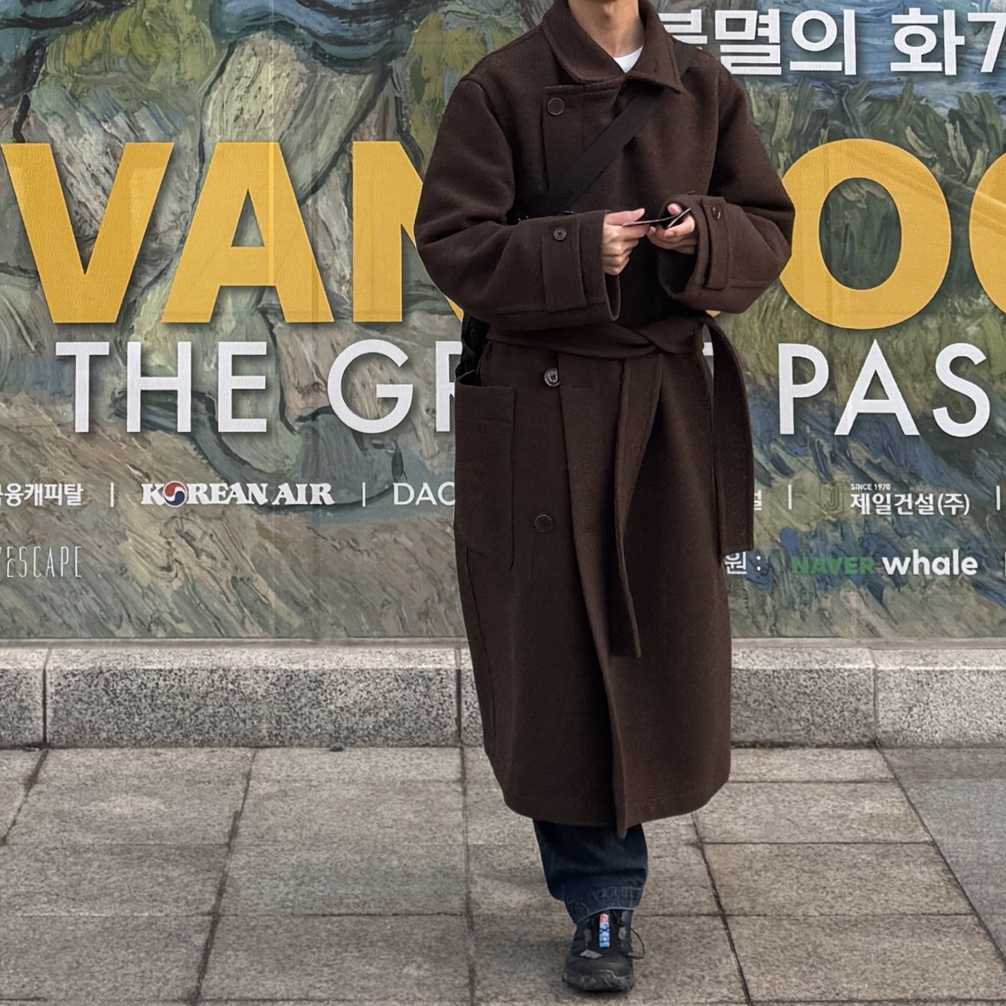 Lemaire Contrast Stitch Wrap Coat Brown Chine 착용 스타일