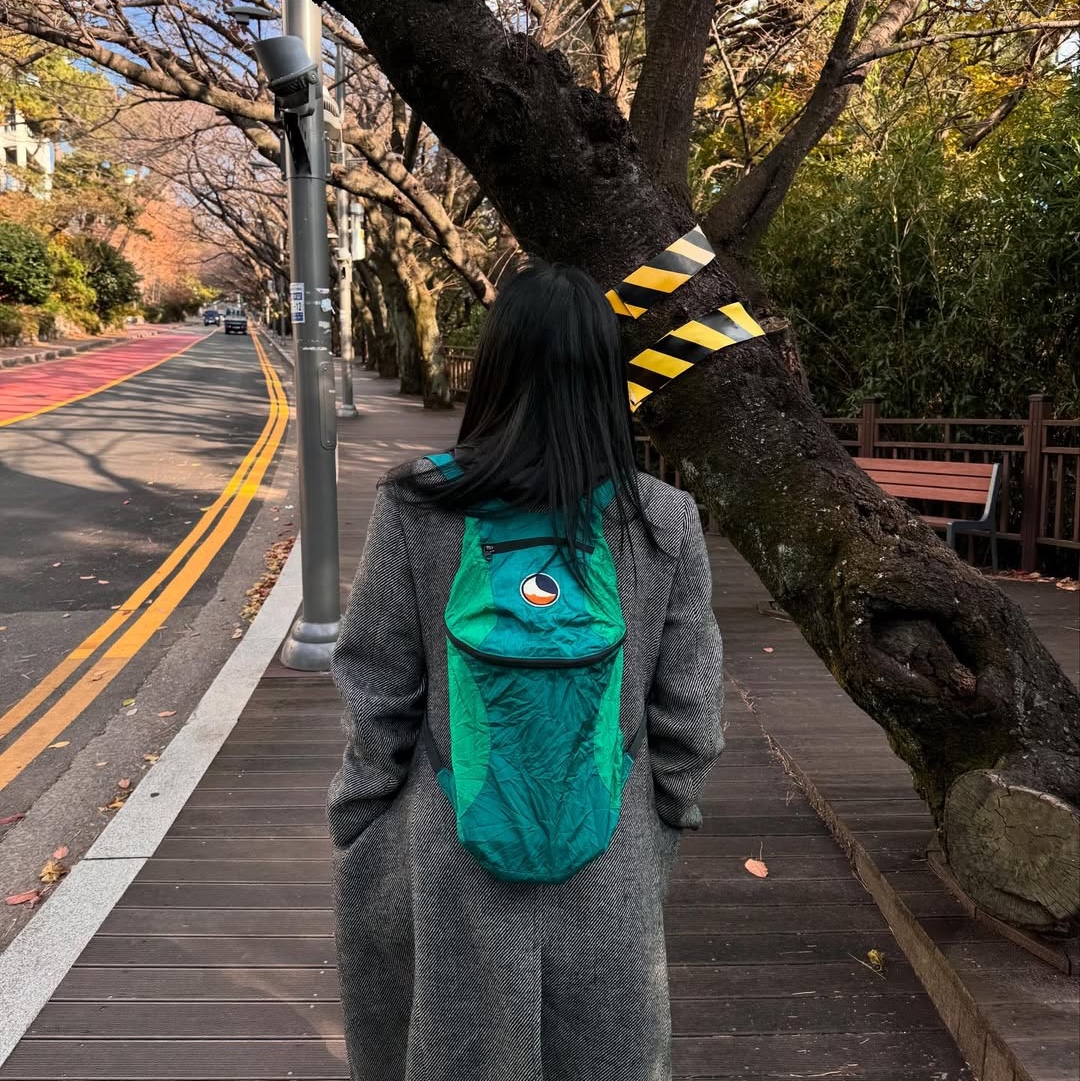 Ticket To The Moon Mini Backpack 15L Emerald Green 착용 스타일 - 2
