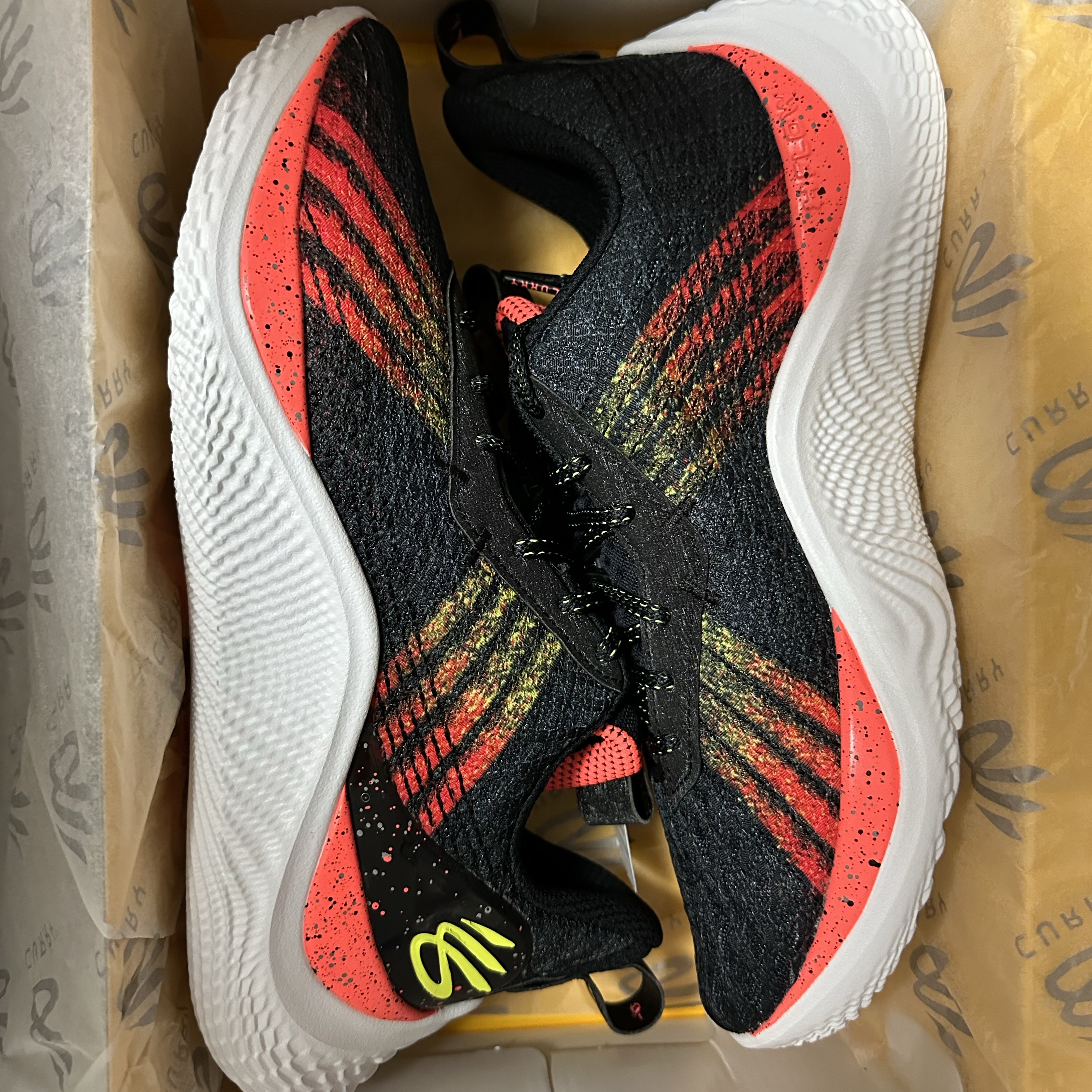 Under Armour Curry Flow 10 Black After Burn 착용 스타일 - 2
