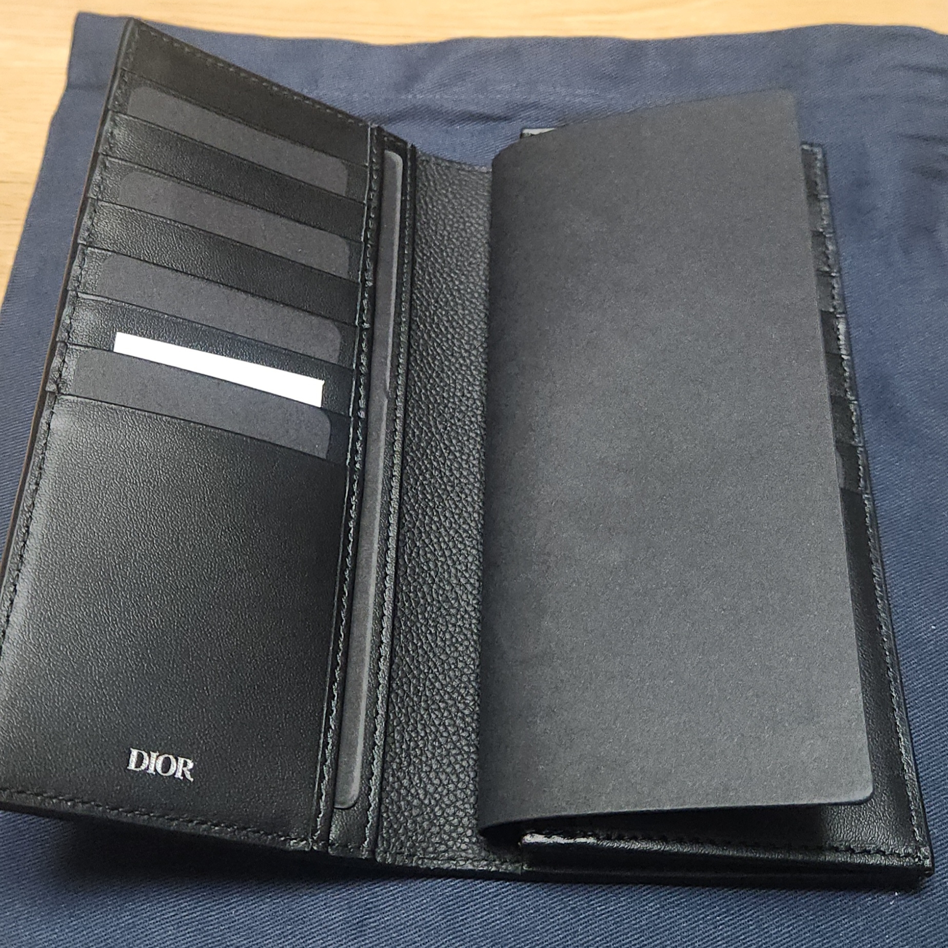 Dior Vertical Bifold Wallet Dior Gravity Leather Black 착용 스타일 - 5