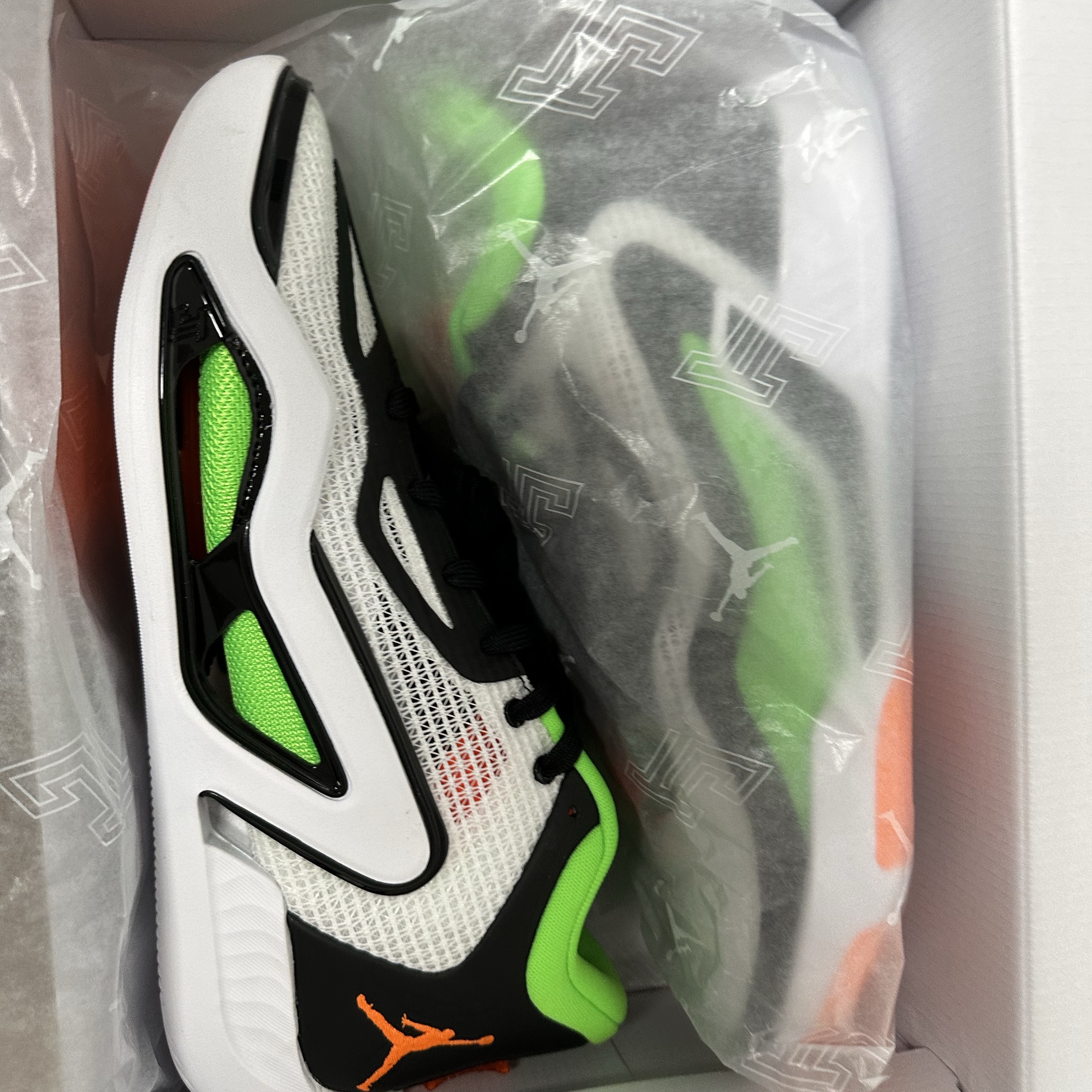 Jordan Tatum 1 Home Team White Total Orange 착용 스타일