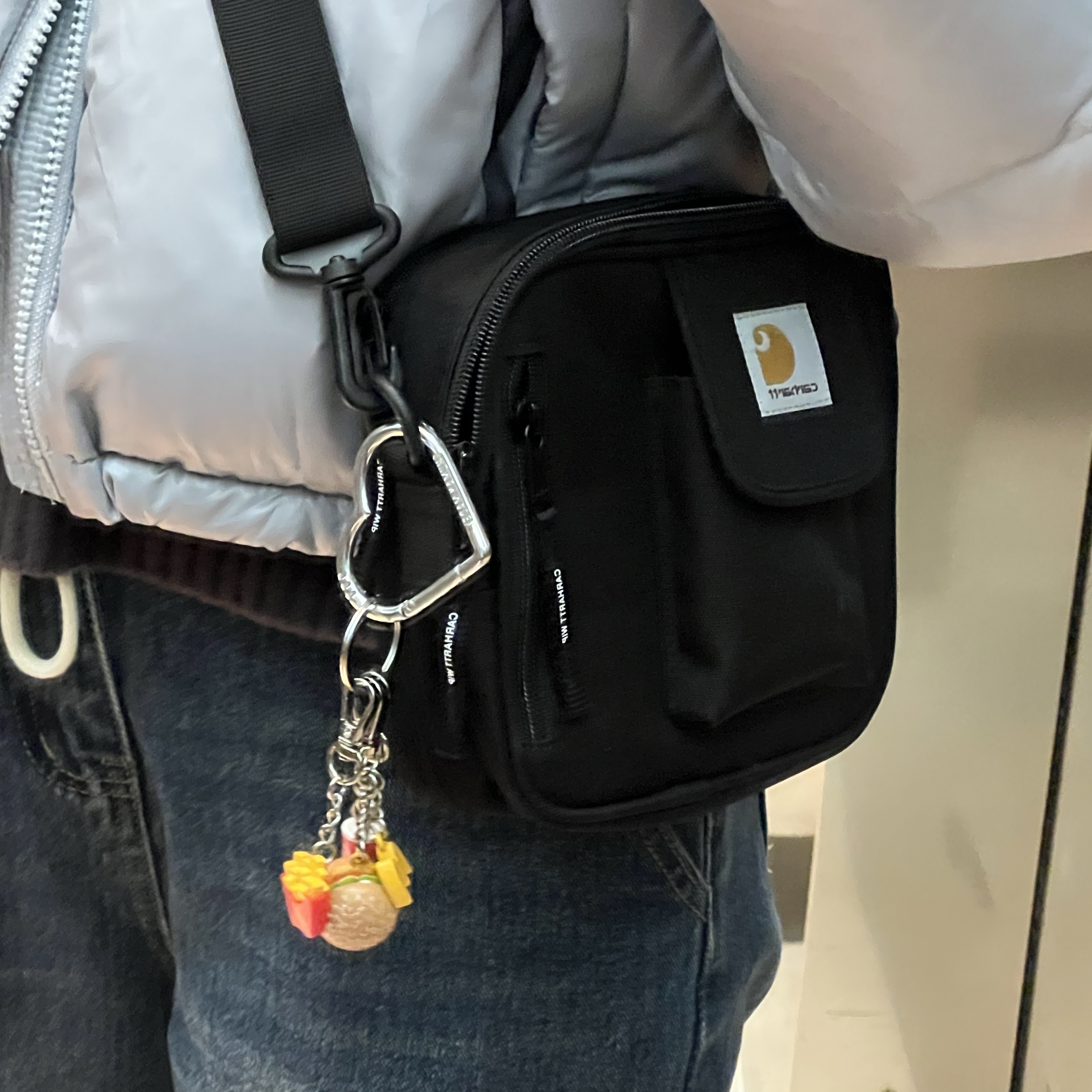 Carhartt WIP Essentials Bag Black, Human Made Heart Carabiner Silver 착용 스타일