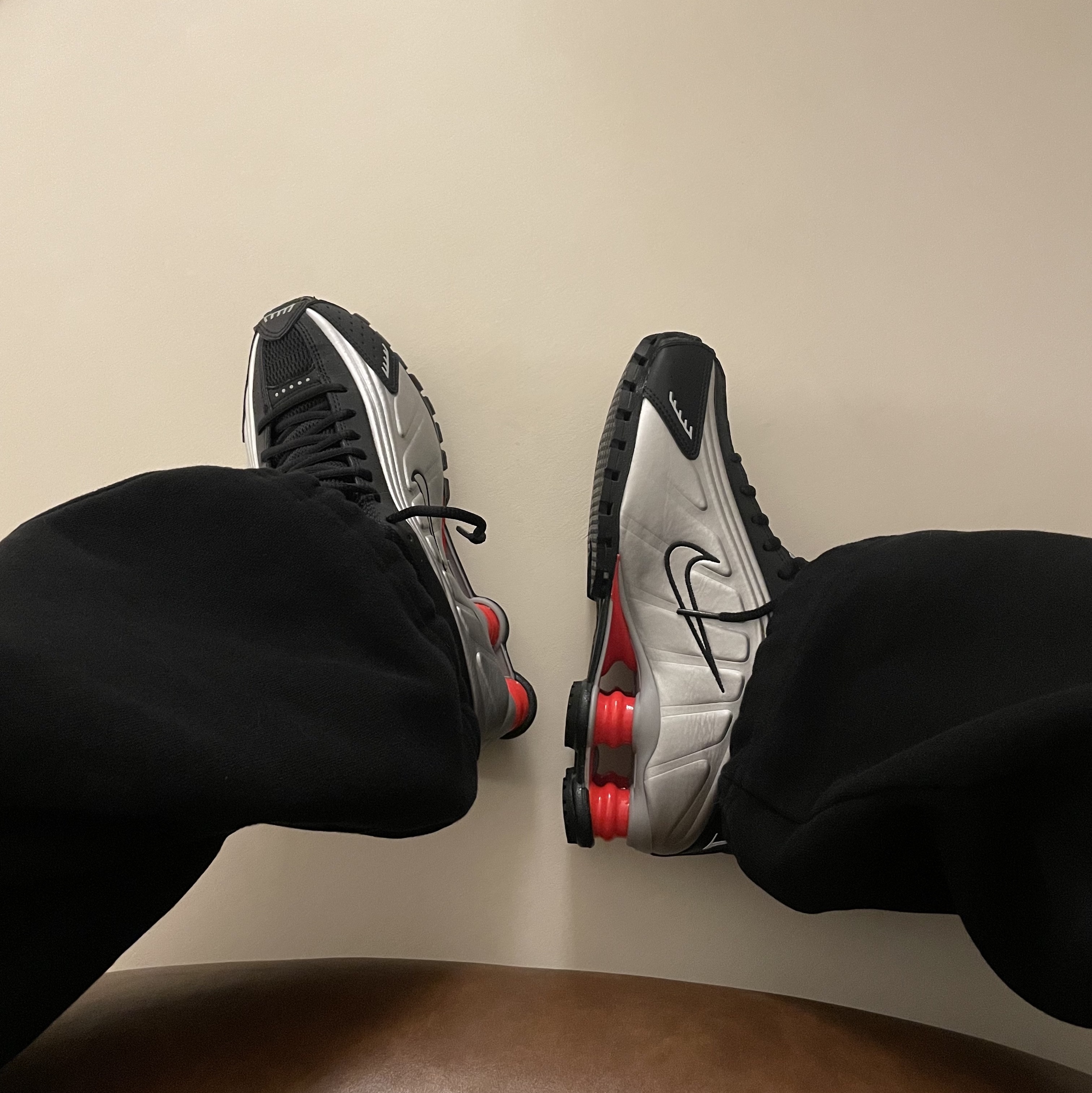 Nike Shox R4 Black and Metallic Silver 착용 스타일