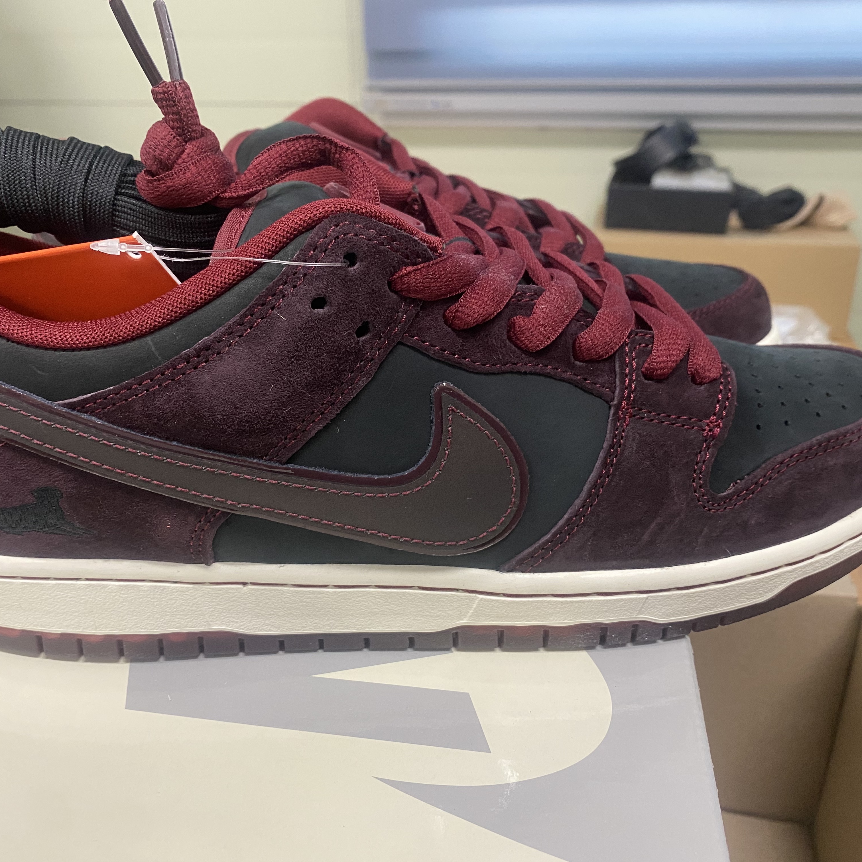 Nike x Riot Skateshop SB Dunk Low Pro Mahogany and Team Red 착용 스타일 - 1