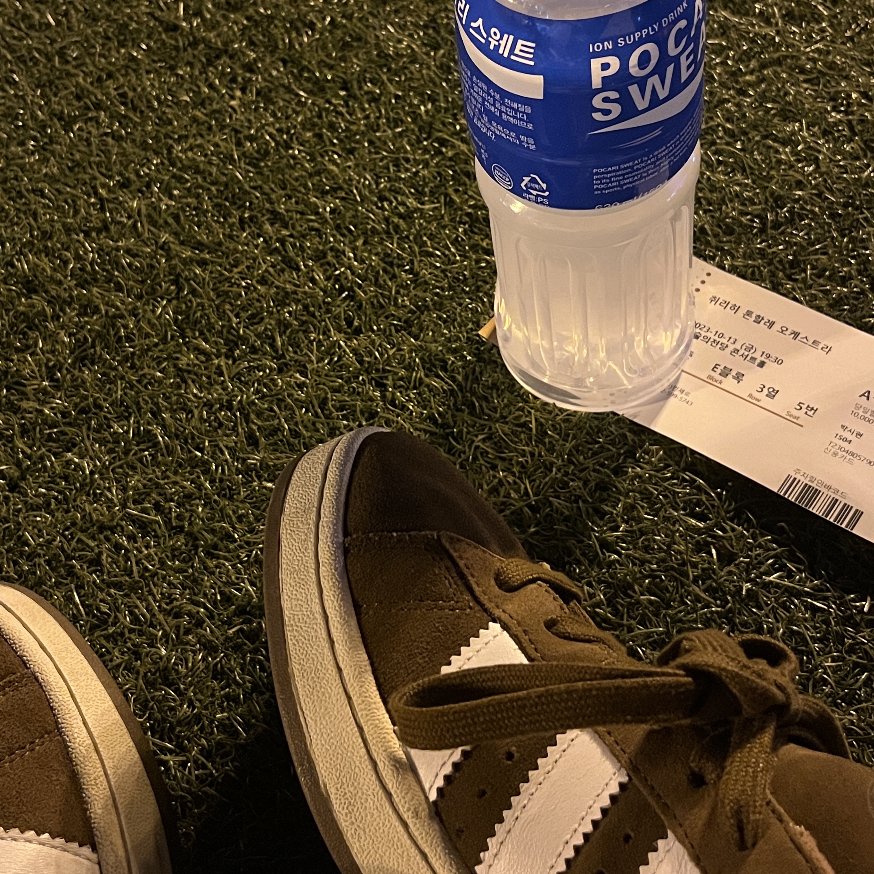 Adidas Campus 00s Bark Cloud White, Acne Studios Baker Out Medium Tote Bag Black 착용 스타일 - 2