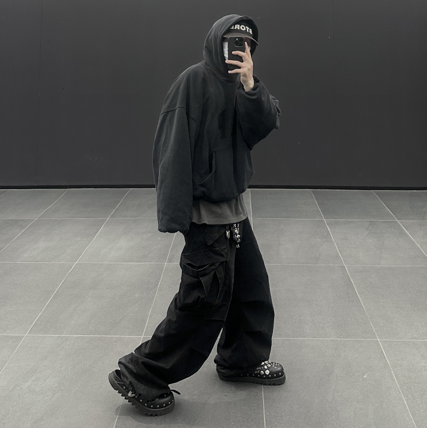 Yeezy Gap Engineered By Balenciaga Dove Hoodie Washed Black 착용 스타일