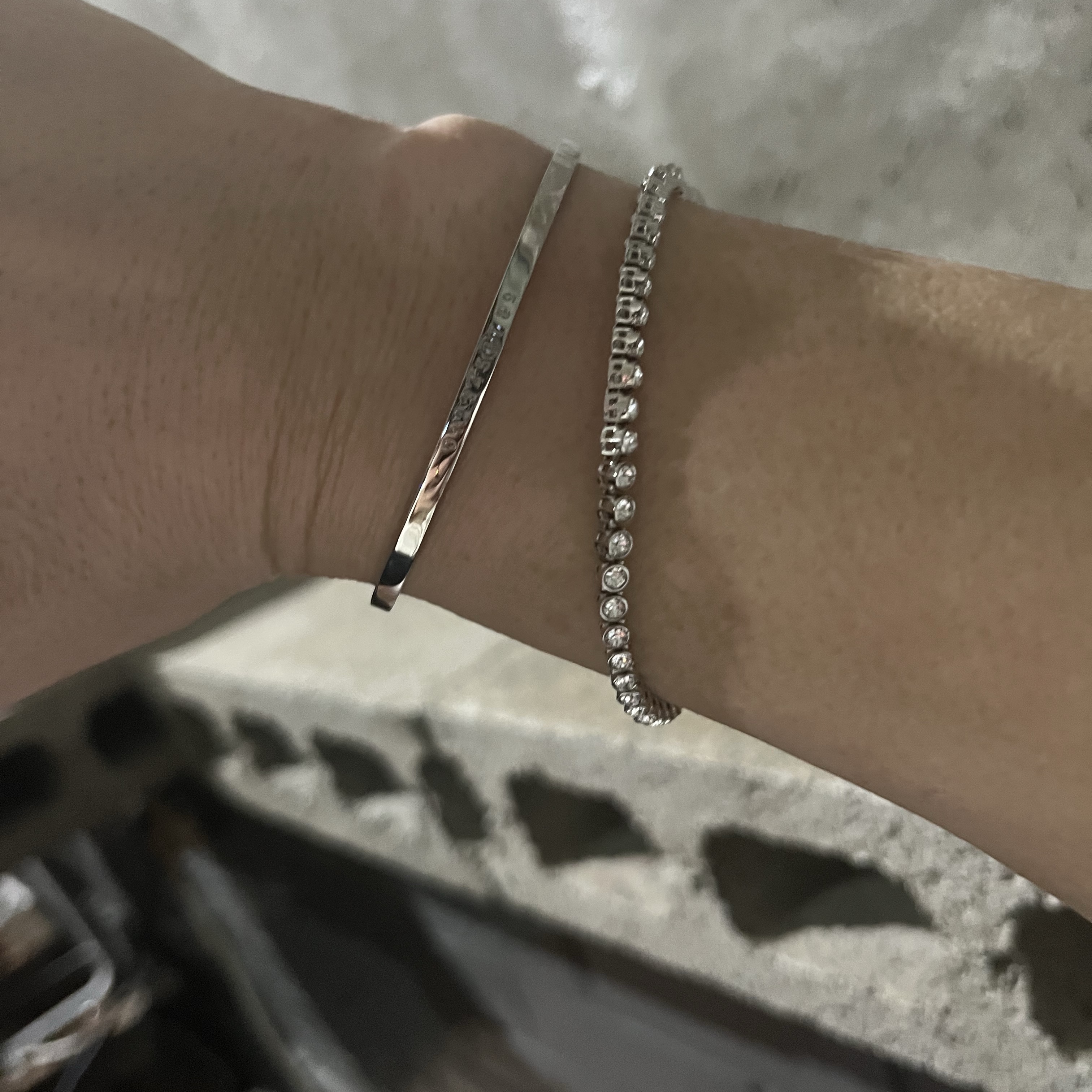 (W) MM6 Maison Margiela Numeric Minimal Signature Cuff Bracelet Polished Palladio 착용 스타일 - 1