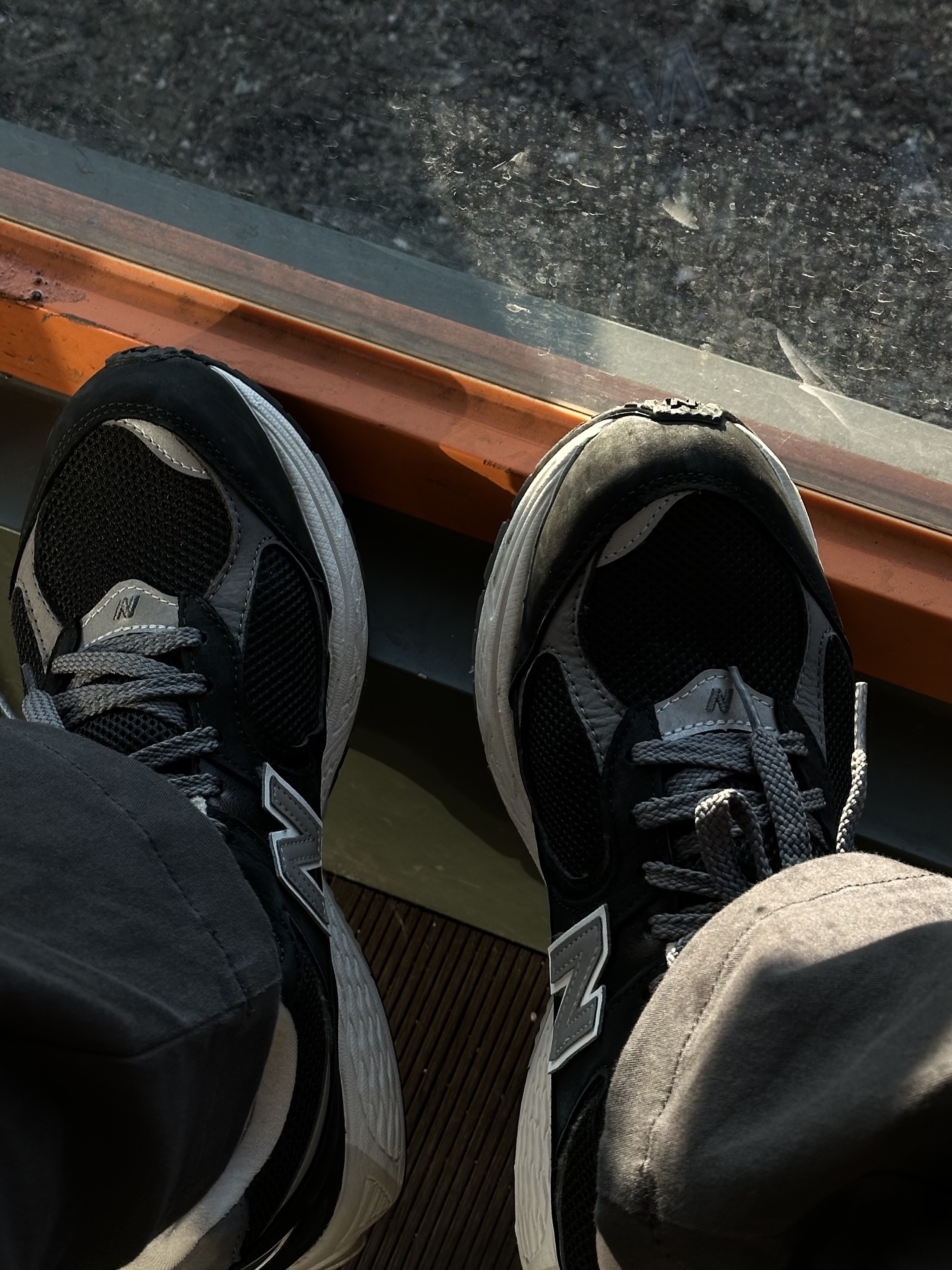 Matin Kim String Coating Backpack Black, New Balance 2002R Premium Vintage Black 착용 스타일 - 3