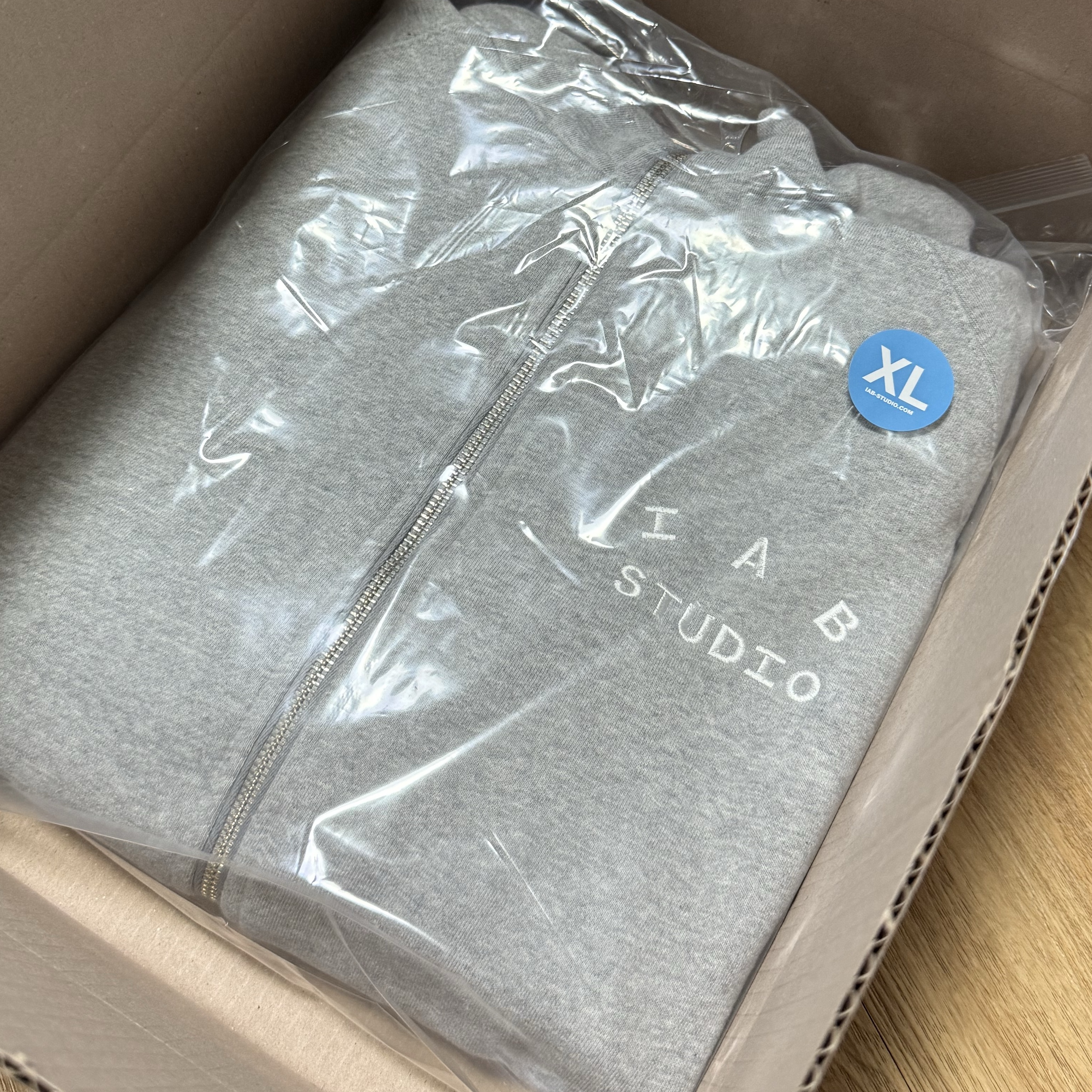 IAB Studio 2Way Full Zip-Up Gray White 착용 스타일