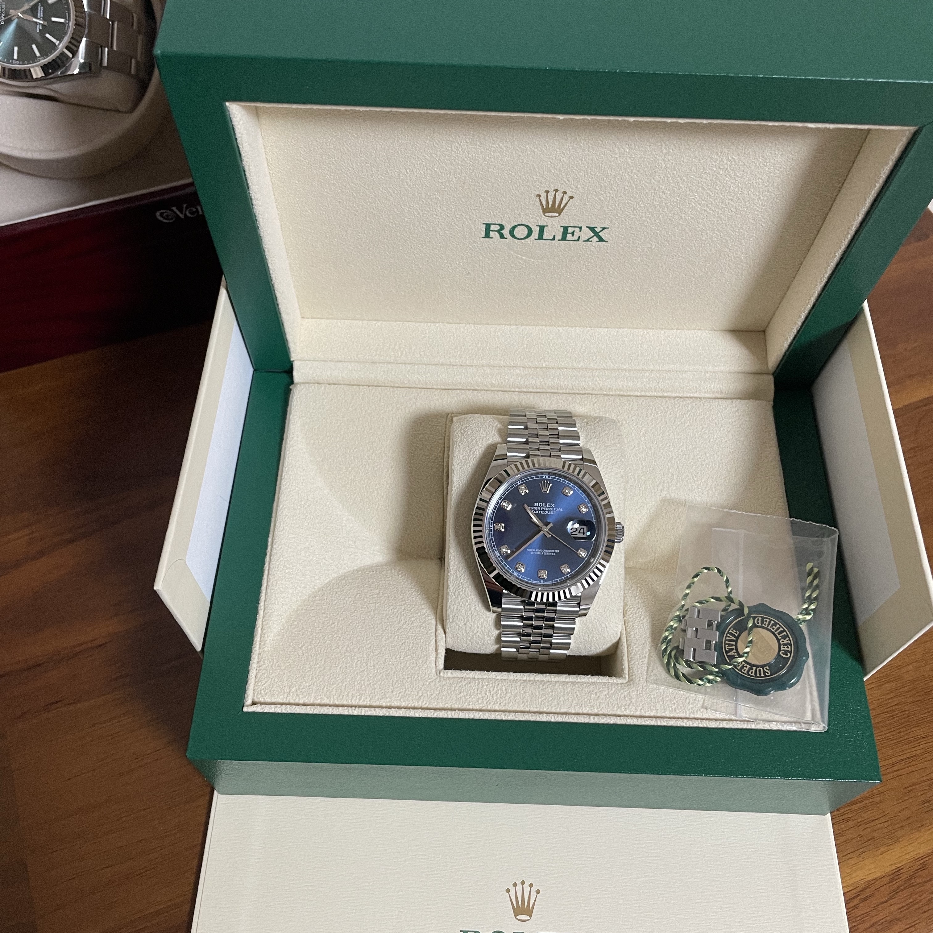 Rolex Datejust 41mm 126334 Bright Blue Diamond-Set Jubilee 착용 스타일