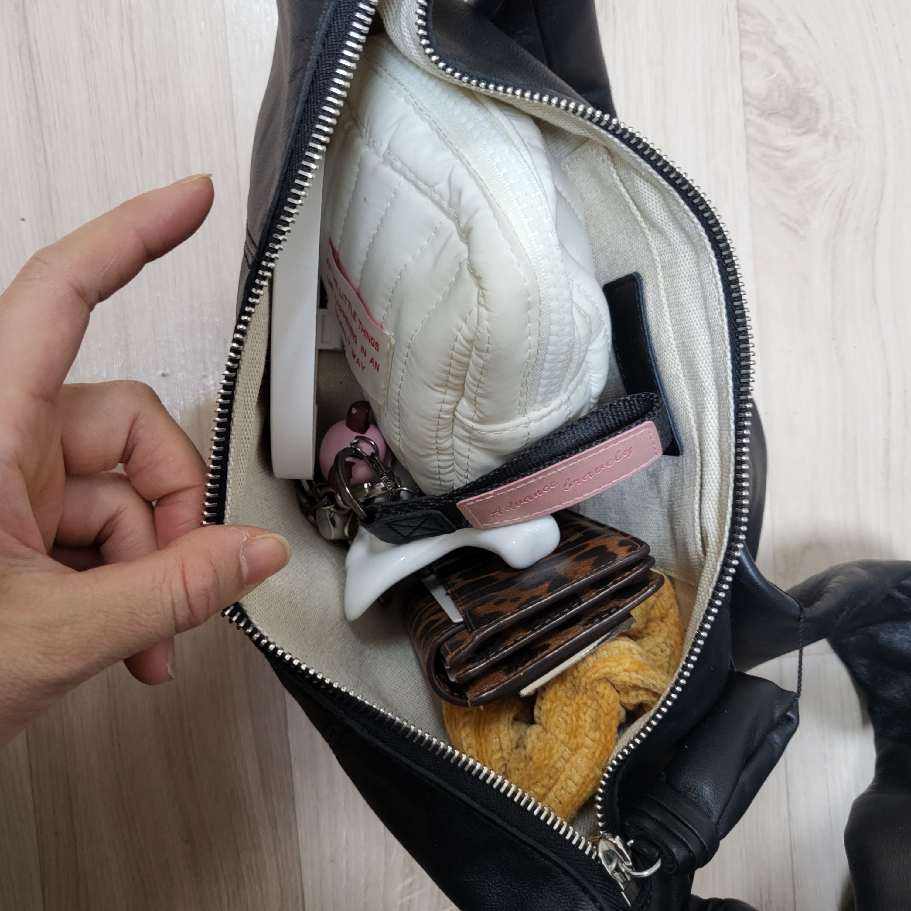 Lemaire Small Croissant Bag Soft Nappa Leather Black 착용 스타일 - 2