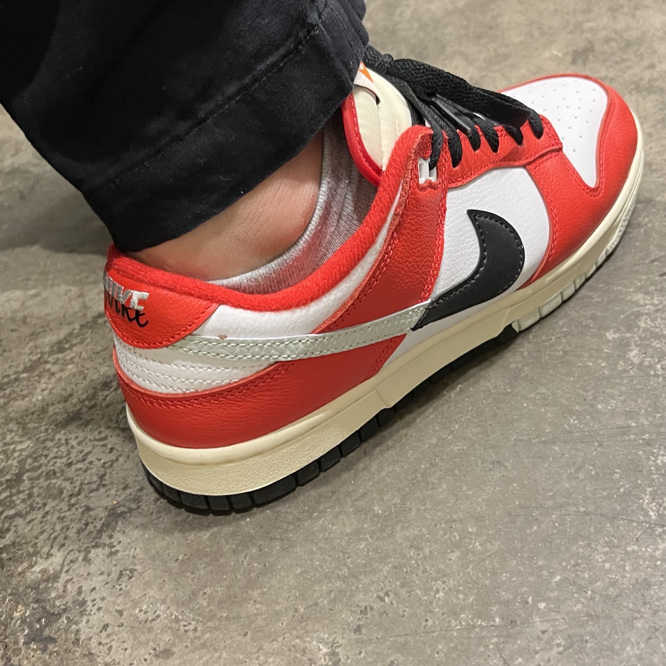 Nike Dunk Low Retro PRM University Red Black 착용 스타일 - 2