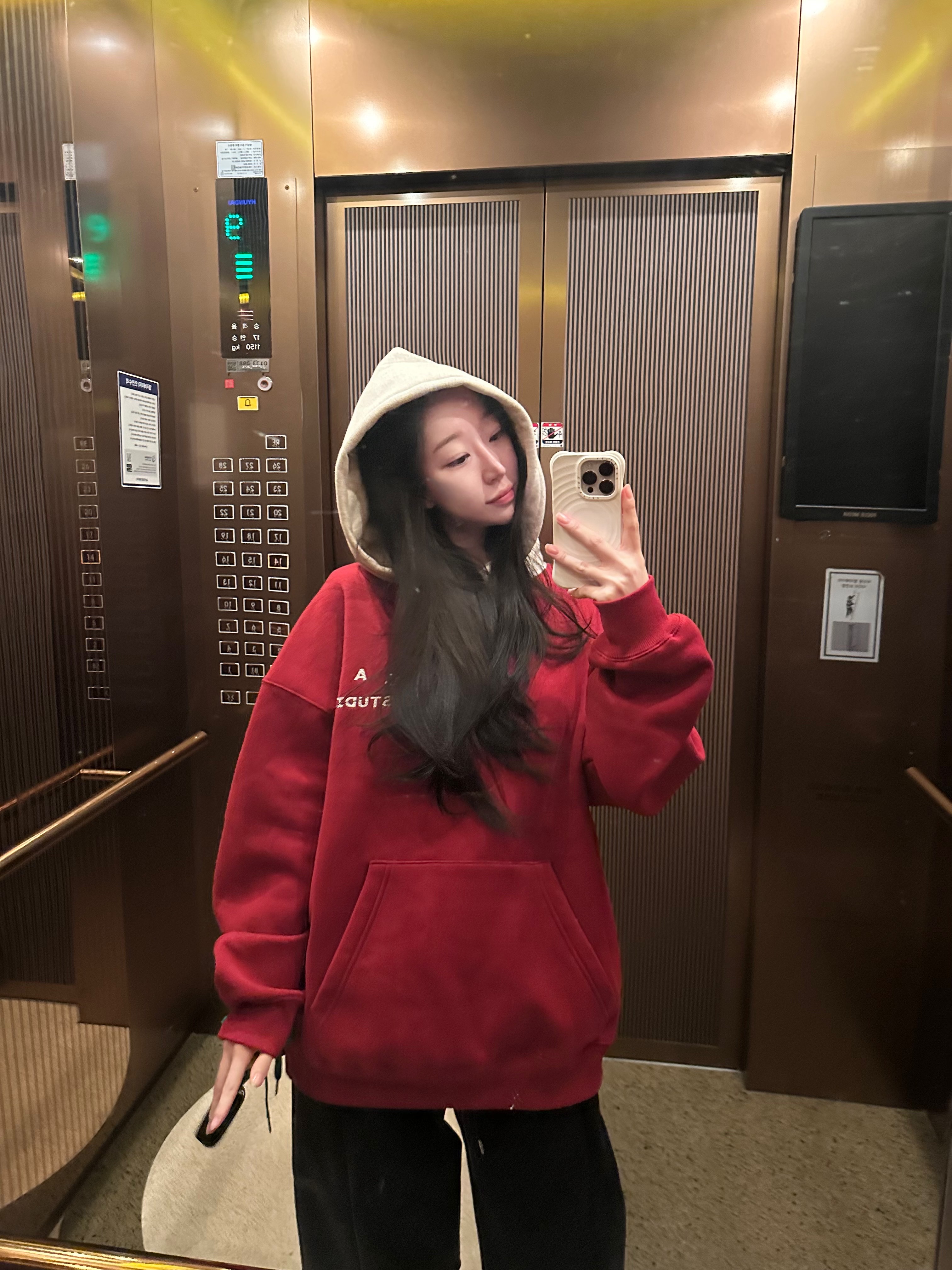 IAB Studio 24 Christmas Hoodie Burgundy Oatmeal 착용 스타일