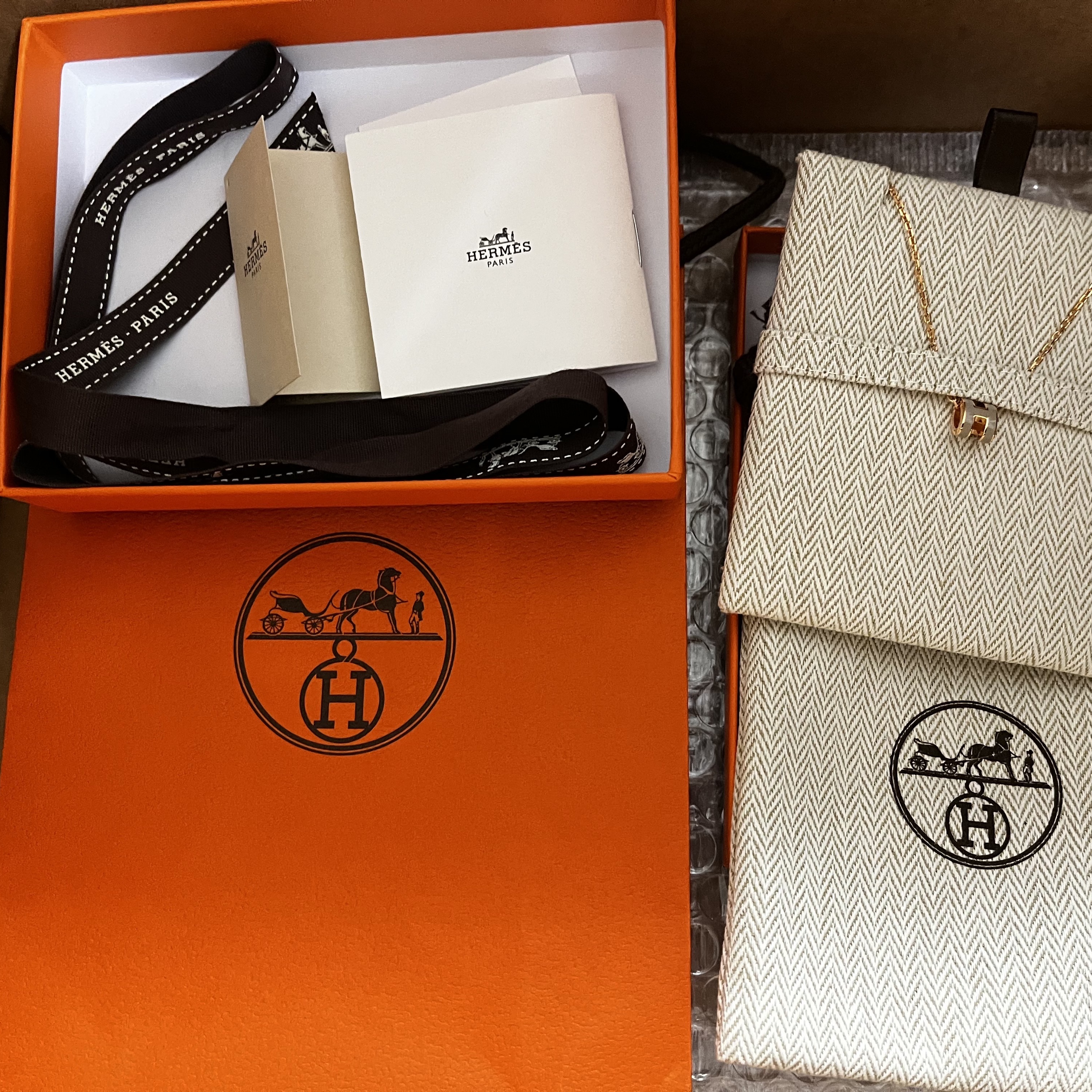 (W) Hermes Mini Pop H Pendant Rose Gold & Marron Glace 착용 스타일
