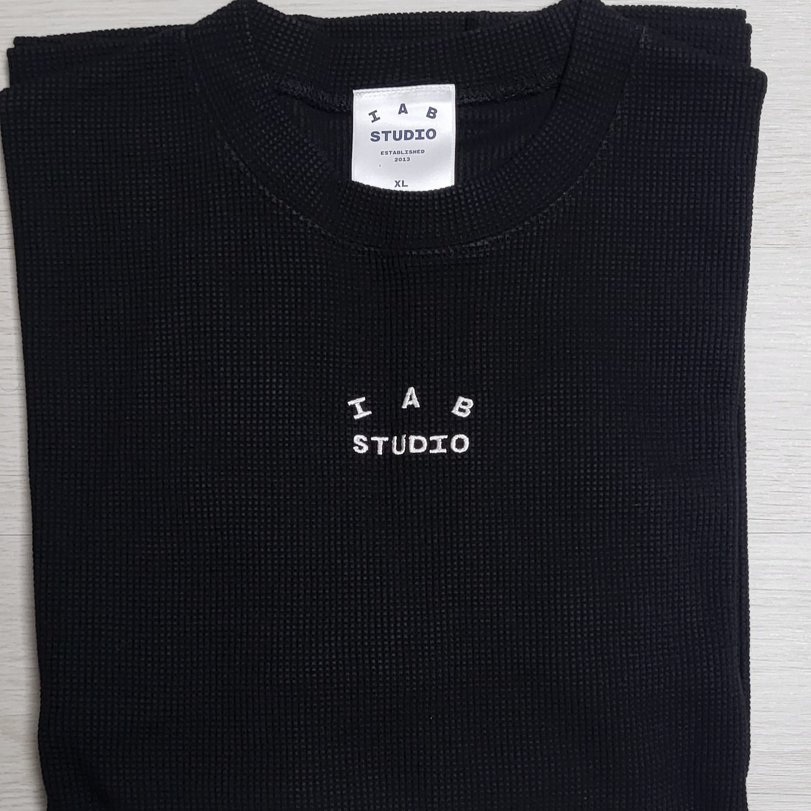 IAB Studio Waffle Long Sleeve Black White 착용 스타일 - 1