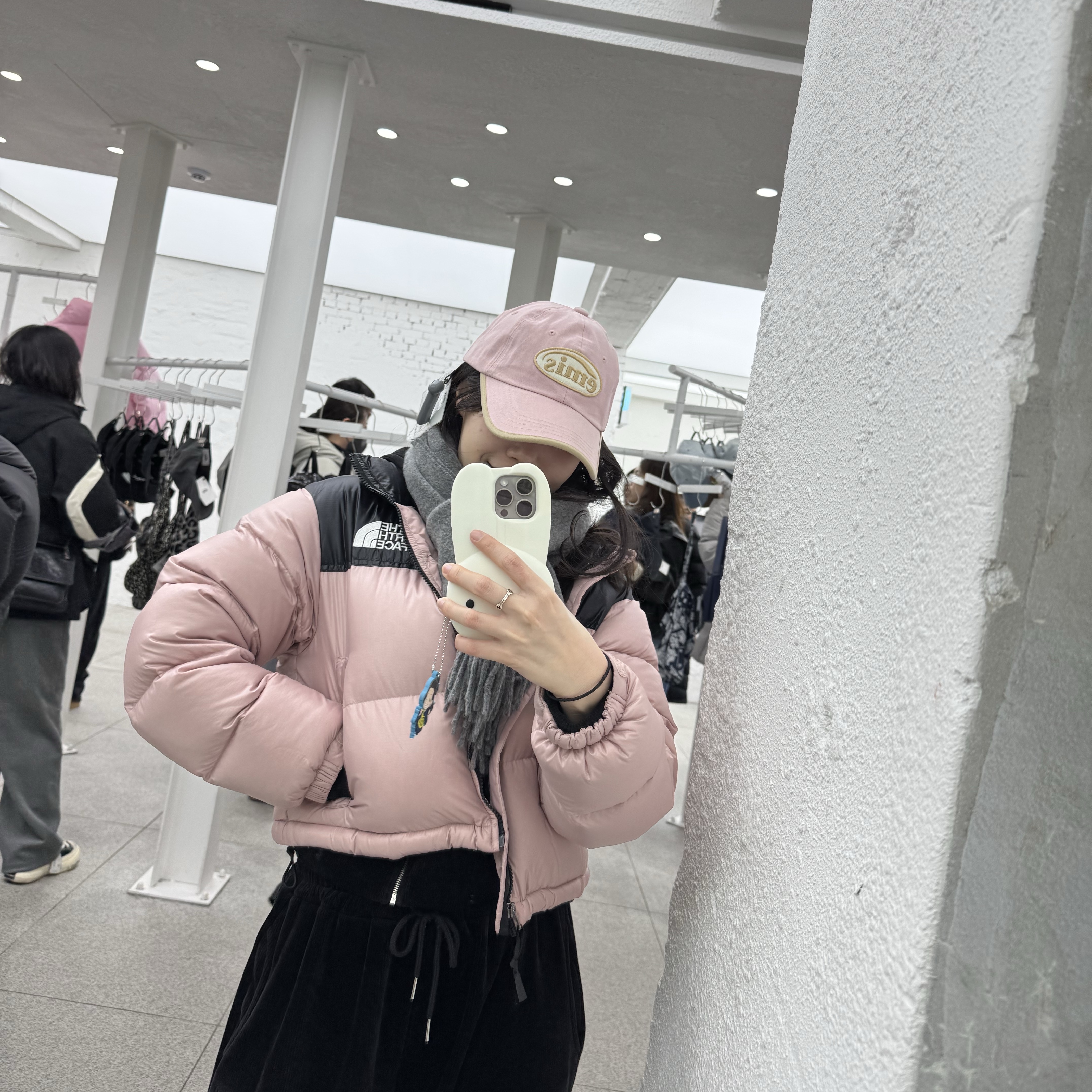 (W) The North Face Nuptse Short Jacket Pastel Pink, Emis Beige Trimming Ball Cap Pink 착용 스타일