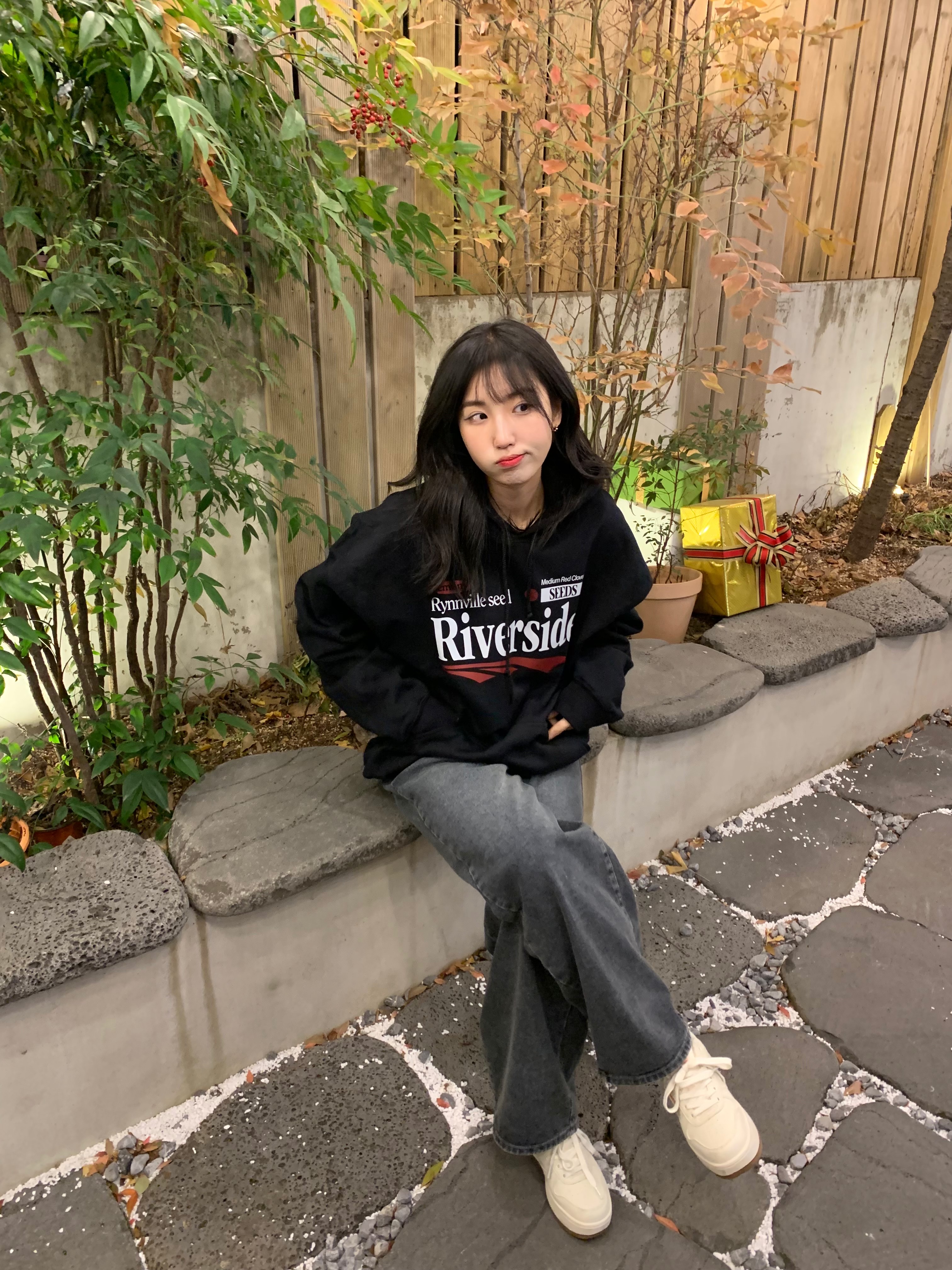 Gildan X EMEM Riverside Hoodie Black 착용 스타일 - 5