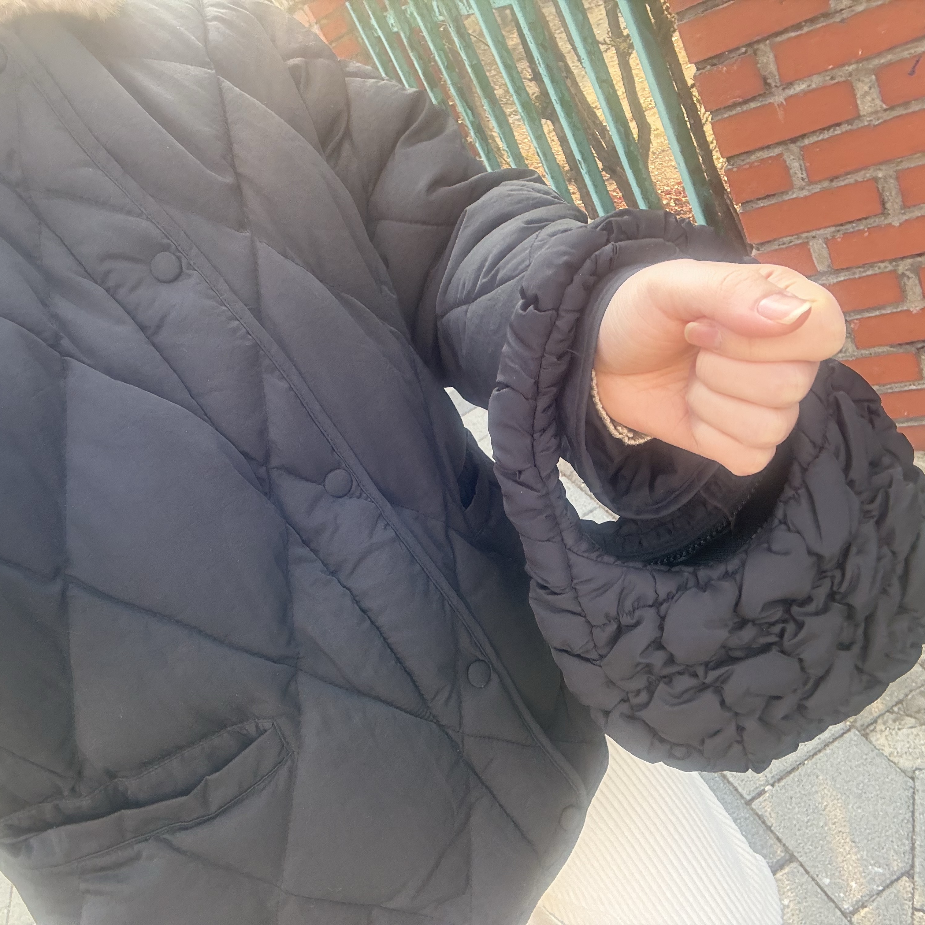 COS Quilted Micro Bag Black 착용 스타일 - 5