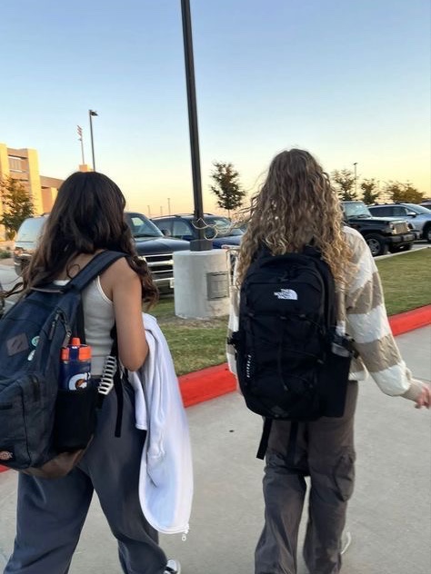Supreme x The North Face Metallic Borealis Backpack Silver - 18SS, Supreme x The North Face Summit Series Outer Tape Seam Route Rocket Backpack Black - 21SS 착용 스타일 - 3