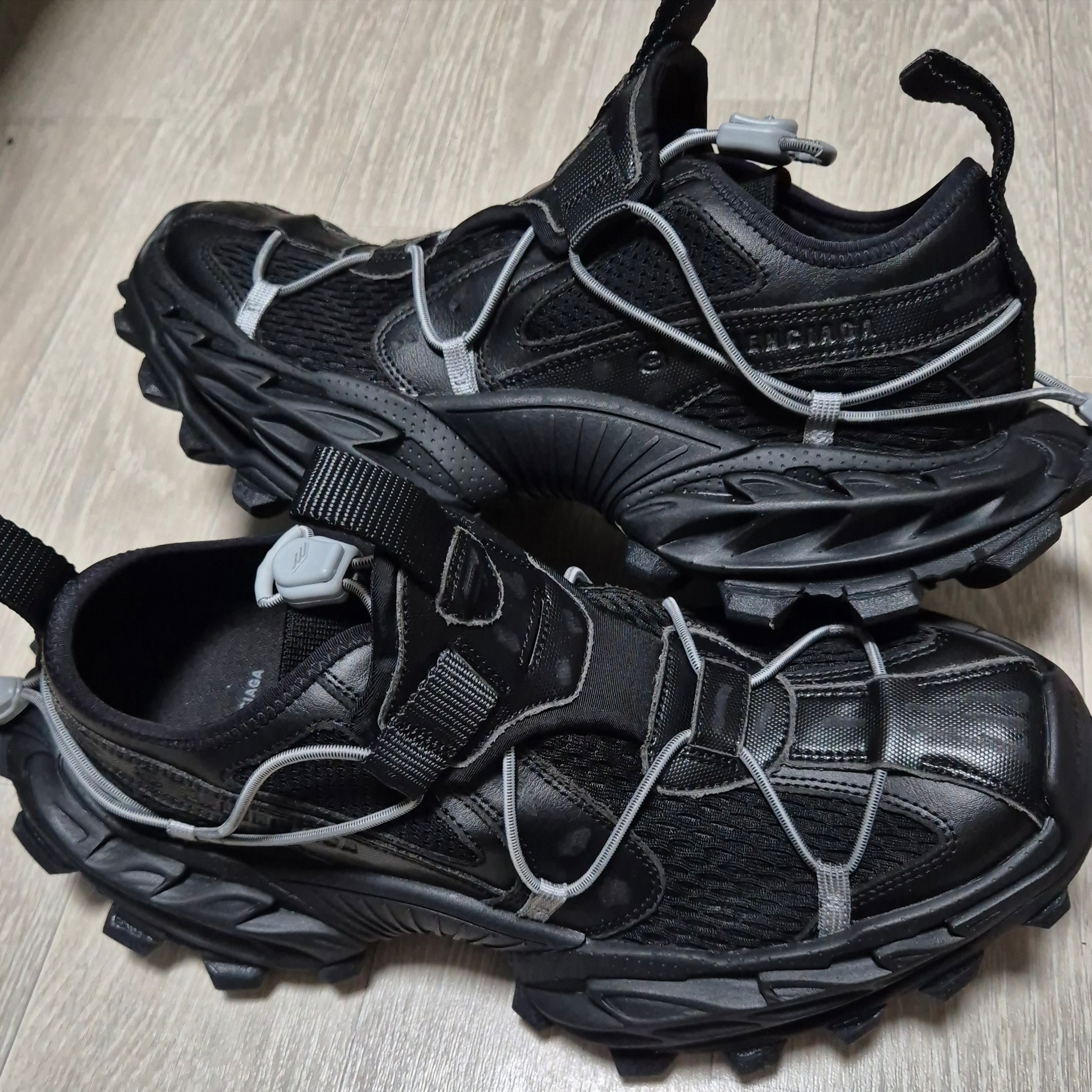 Balenciaga Hike Sneaker Black 착용 스타일 - 3