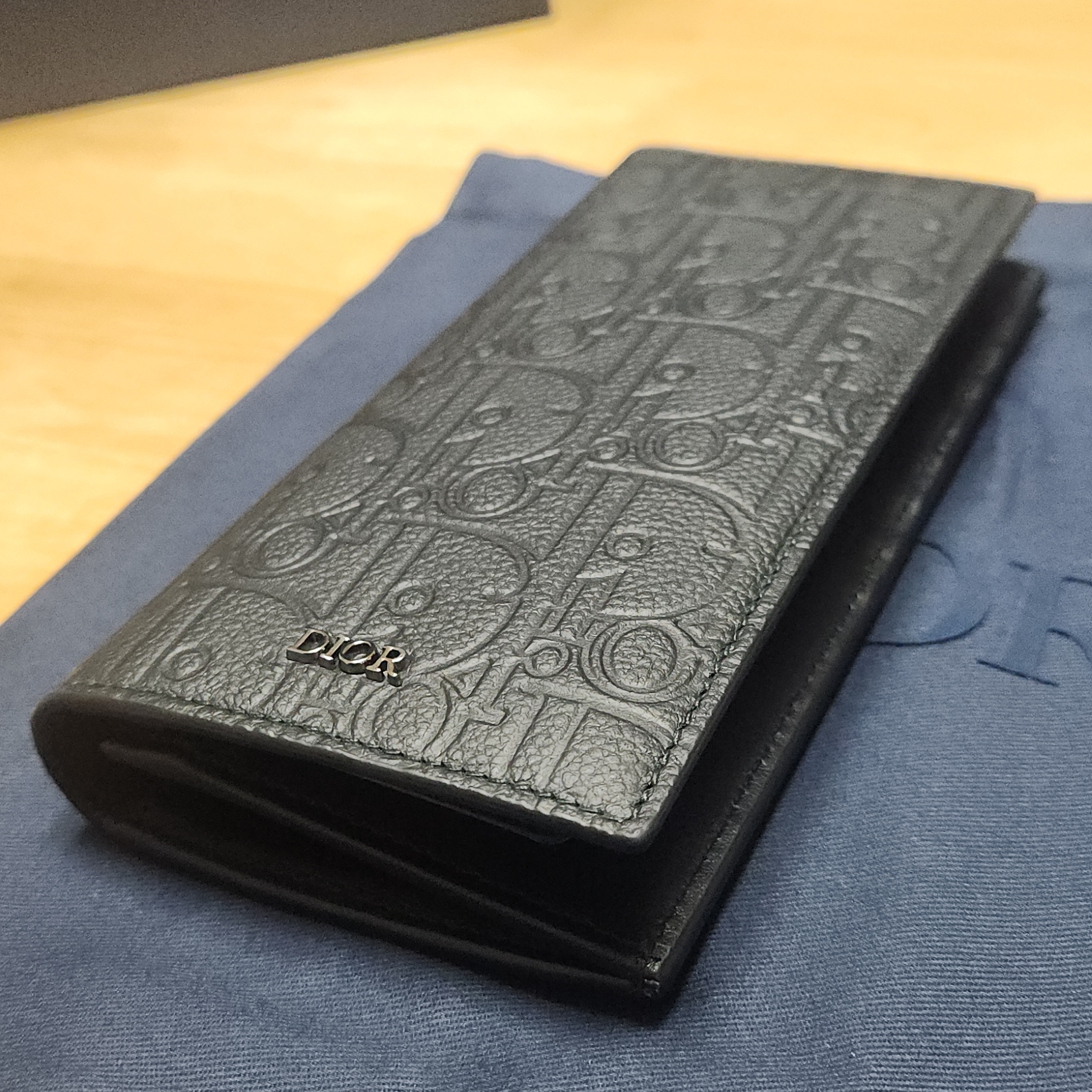 Dior Vertical Bifold Wallet Dior Gravity Leather Black 착용 스타일 - 2