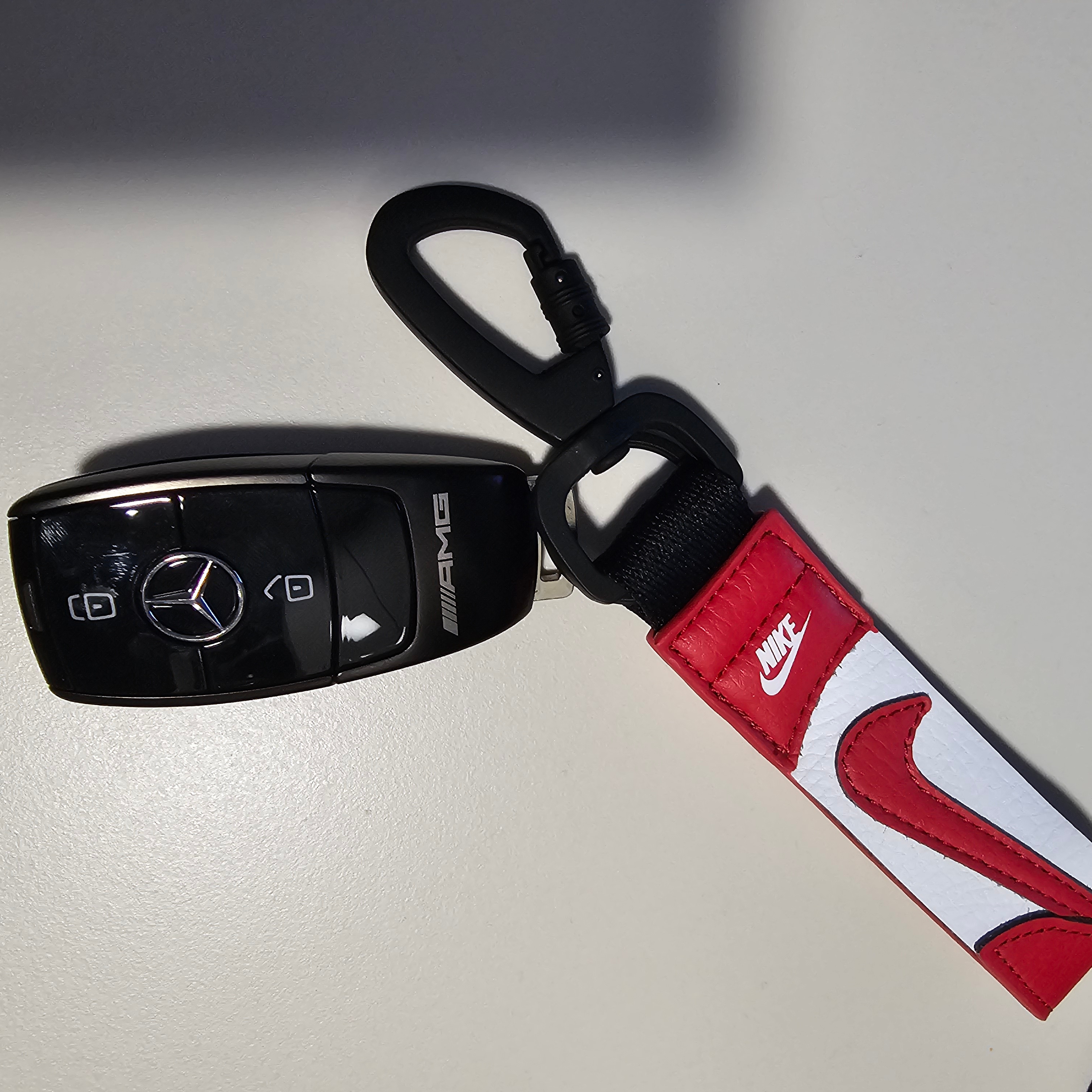 Jordan Trophy Key Holder Wrist Lanyard Gym Red White 착용 스타일 - 1