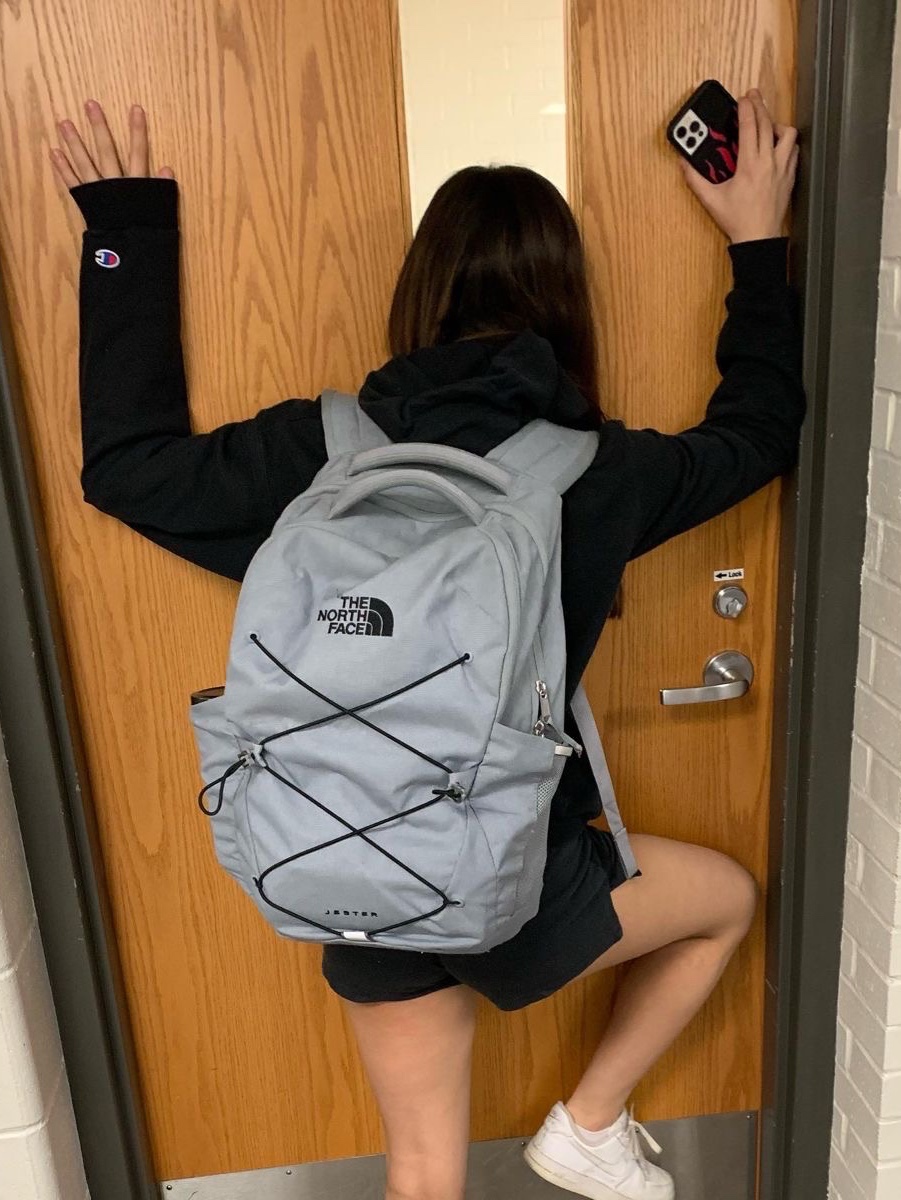 Supreme x The North Face Metallic Borealis Backpack Silver - 18SS, Supreme x The North Face Summit Series Outer Tape Seam Route Rocket Backpack Black - 21SS 착용 스타일 - 2