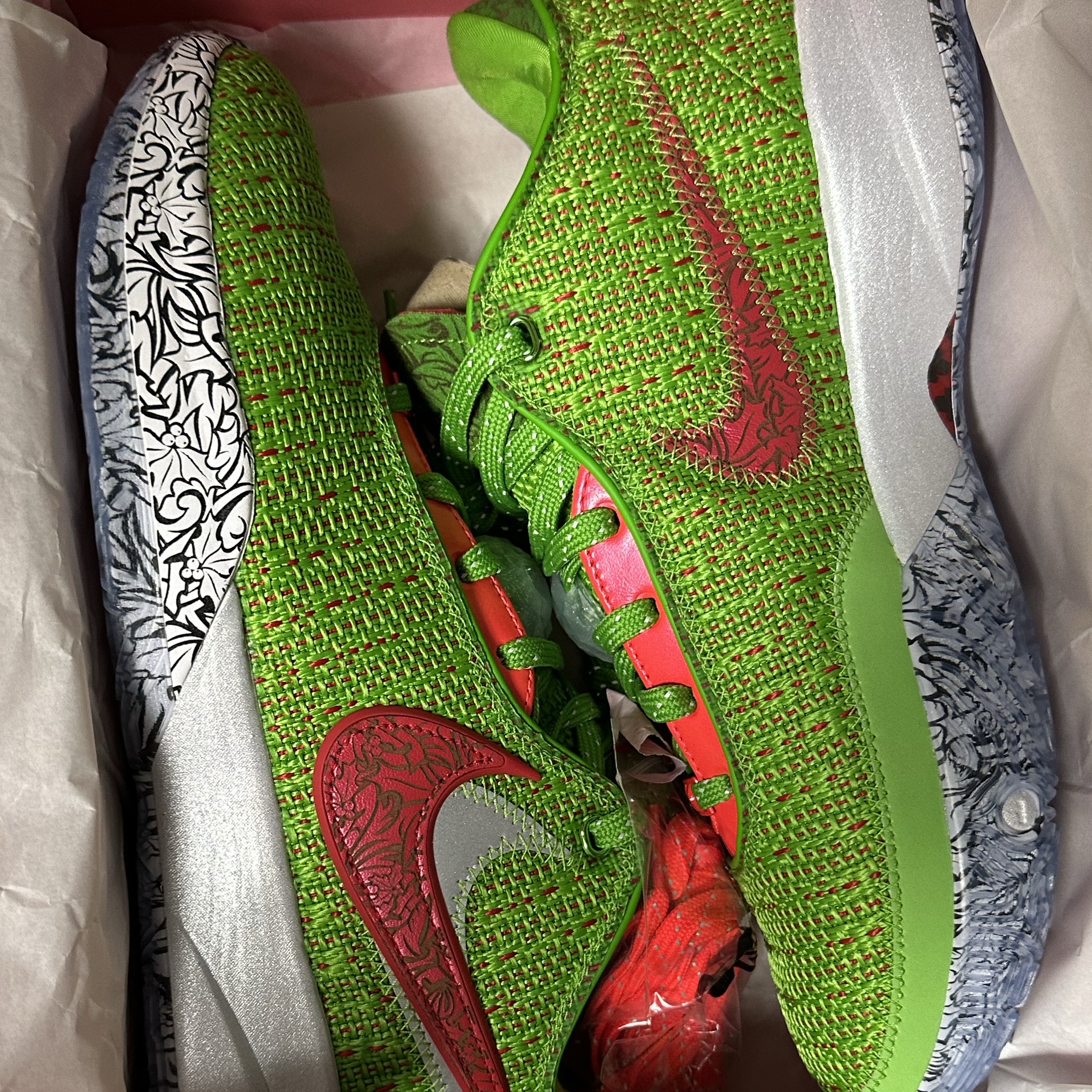 Nike LeBron XX Christmas EP Green Apple University Red 착용 스타일
