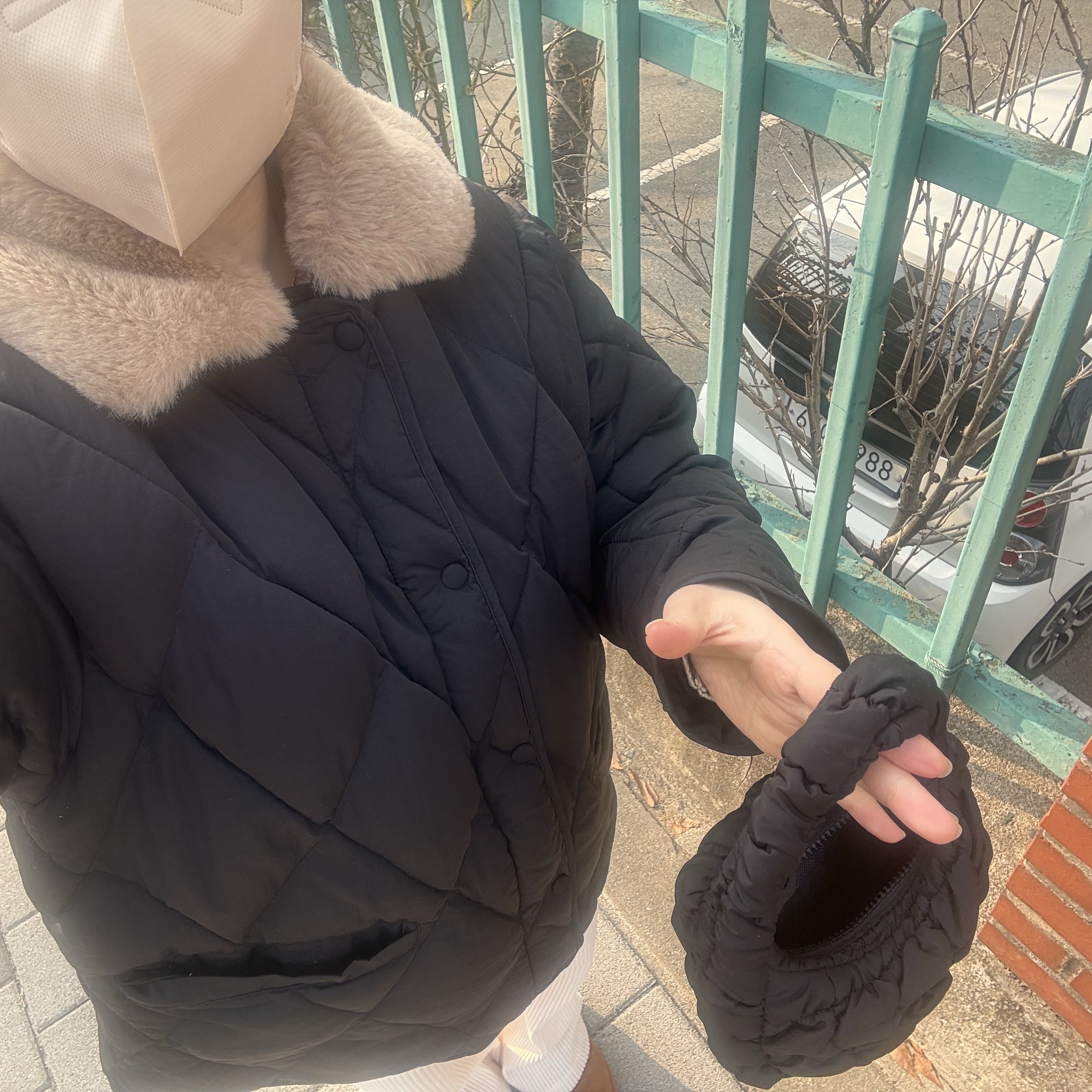 COS Quilted Micro Bag Black 착용 스타일 - 4
