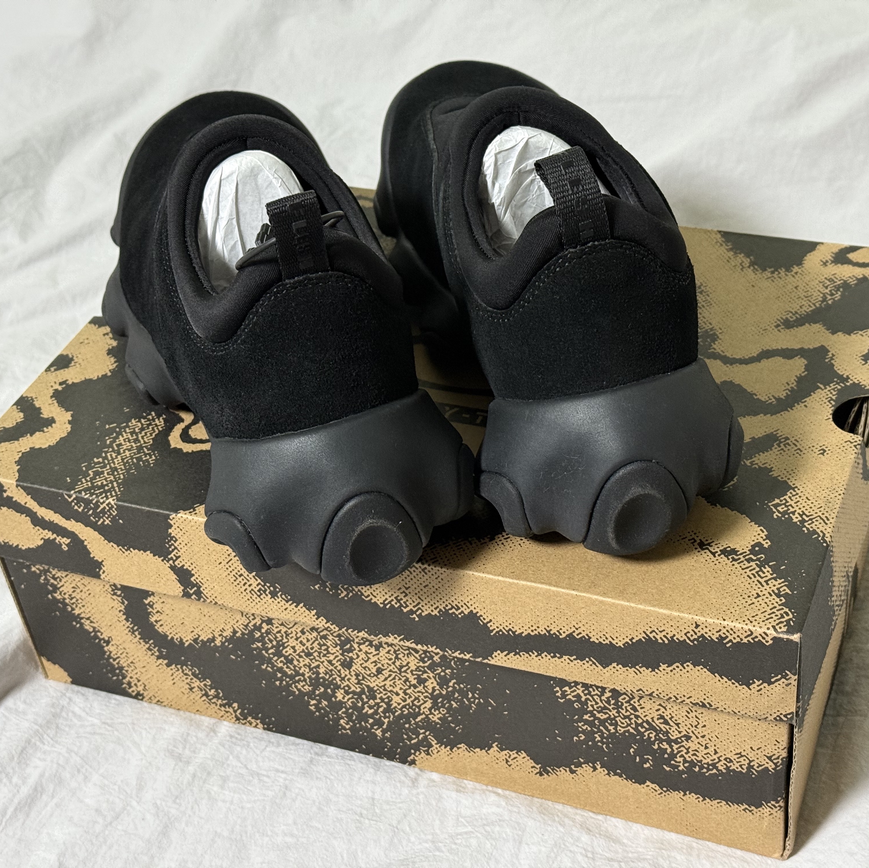 Oakley Factory Team x Junya Watanabe Man Suede Flesh Black 착용 스타일 - 3